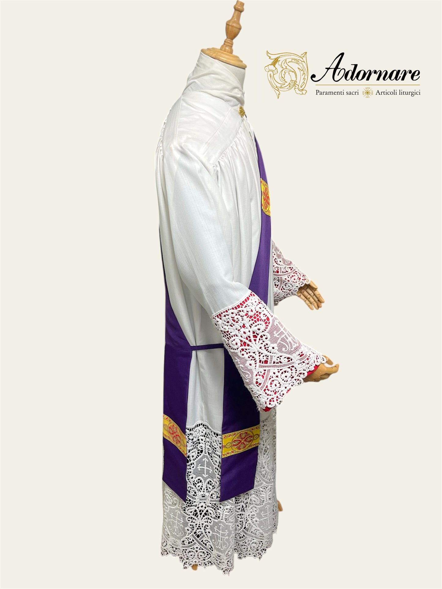 Gothic Dalmatic with gold woven orphrey bands / Dalmatica gotica