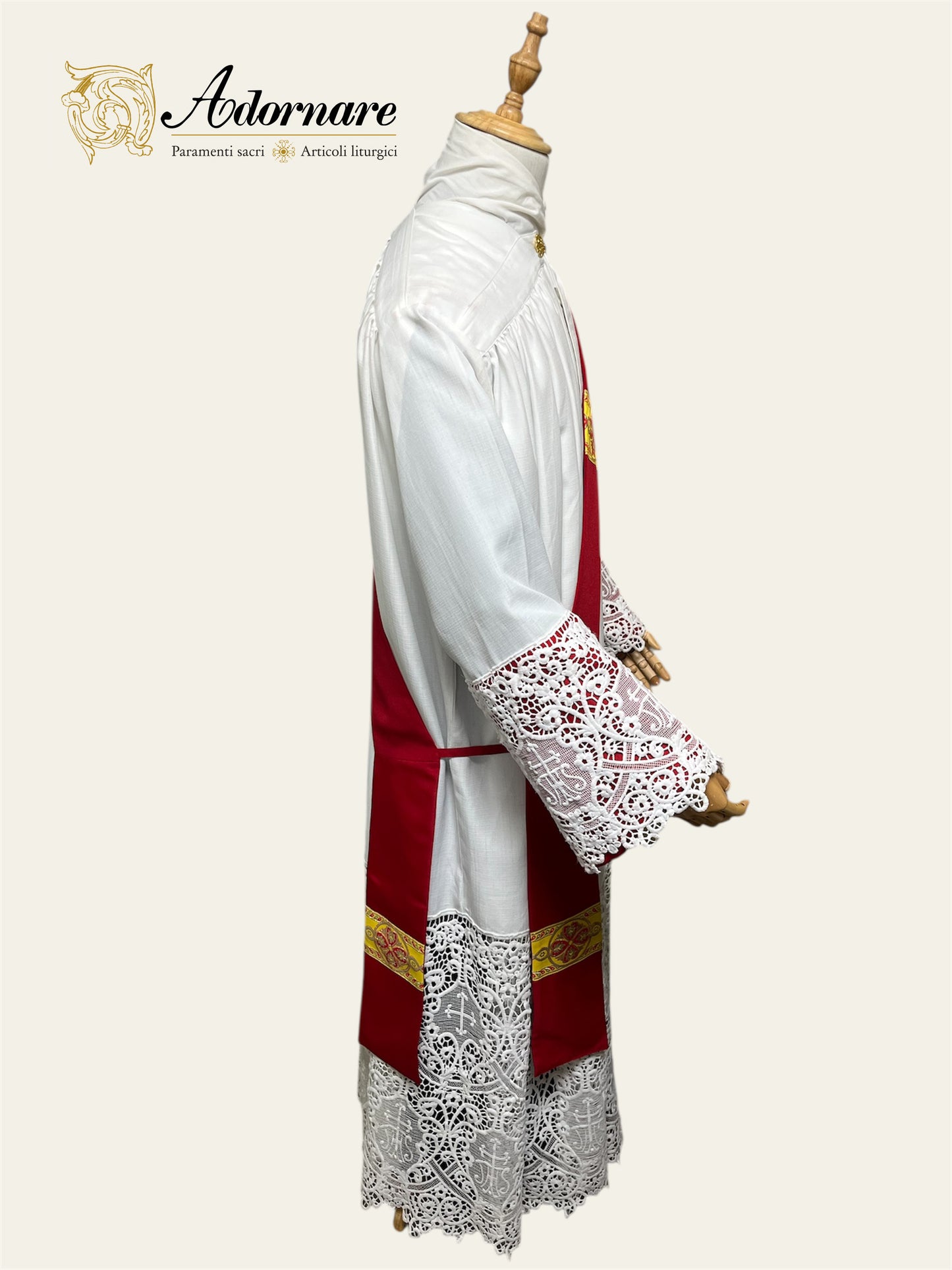 Gothic Dalmatic with gold woven orphrey bands / Dalmatica gotica