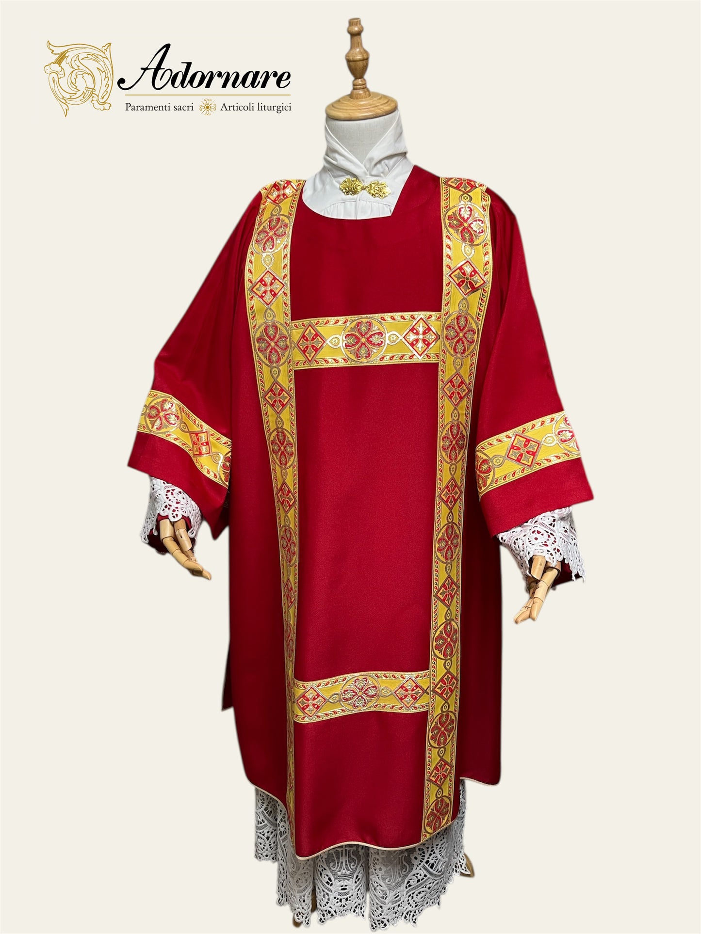 Gothic Dalmatic with gold woven orphrey bands / Dalmatica gotica