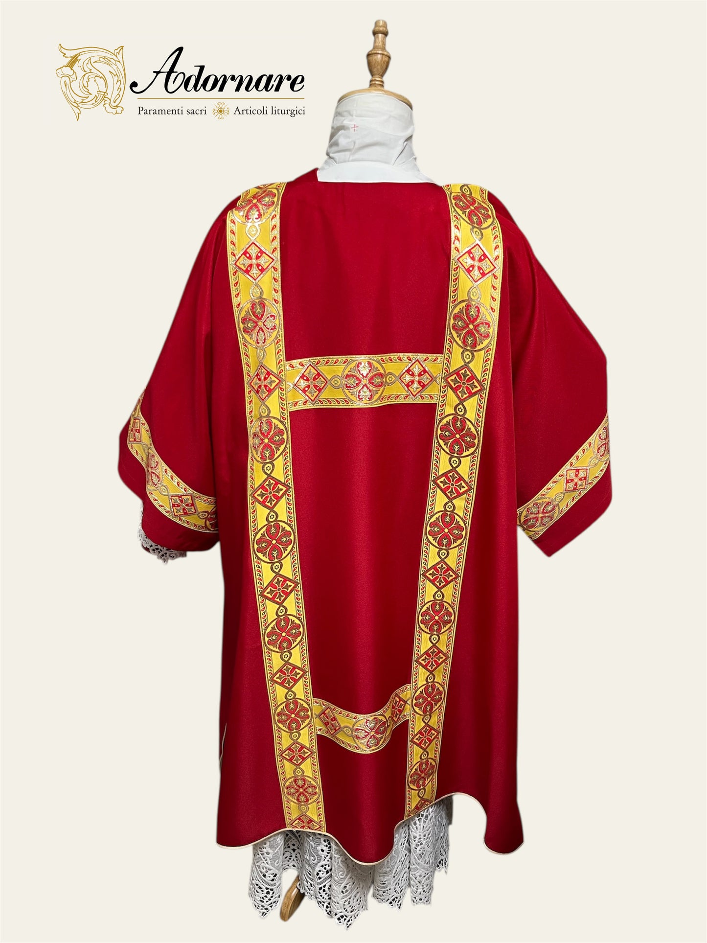 Gothic Dalmatic with gold woven orphrey bands / Dalmatica gotica