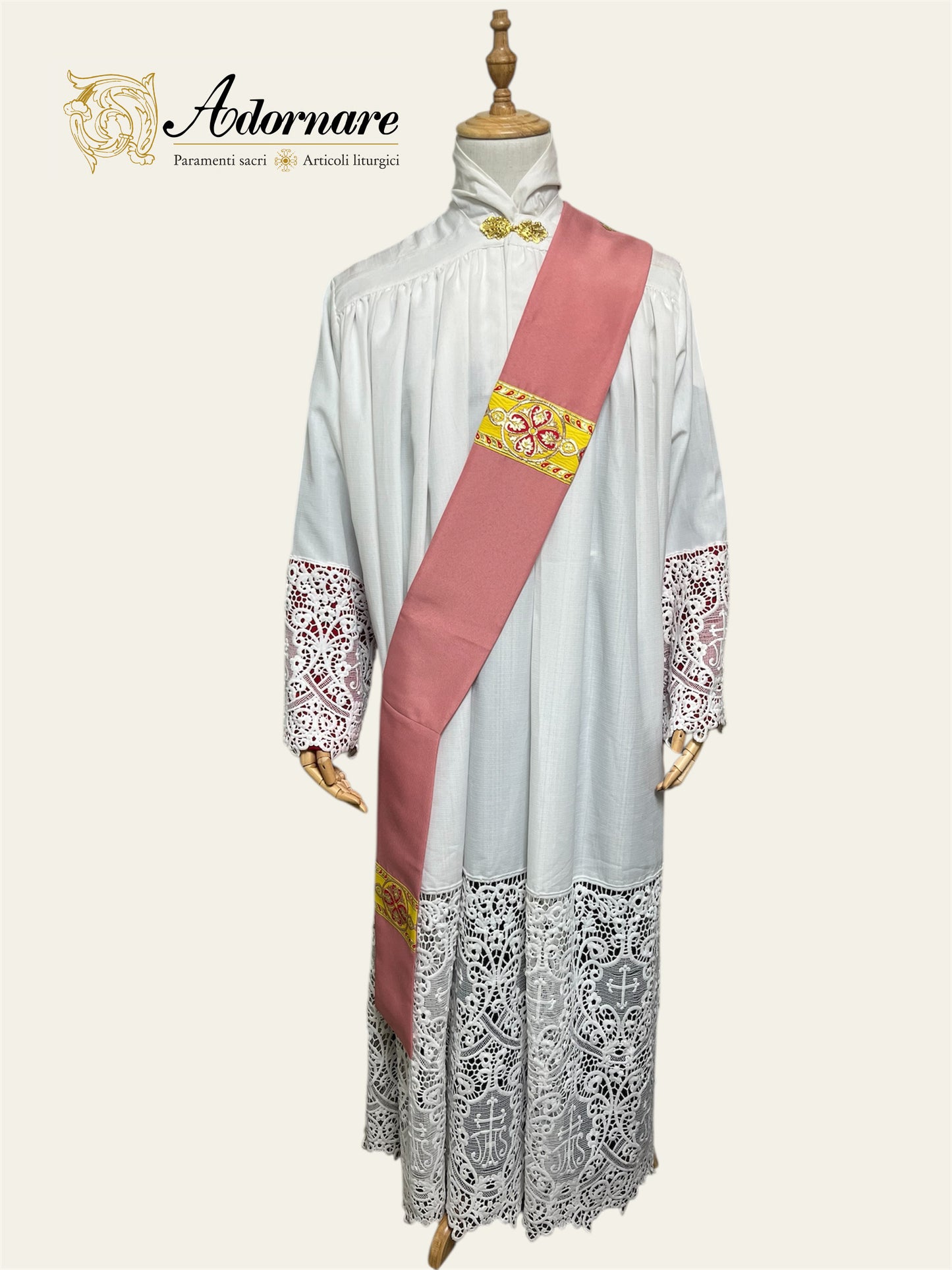 Gothic Dalmatic with gold woven orphrey bands / Dalmatica gotica