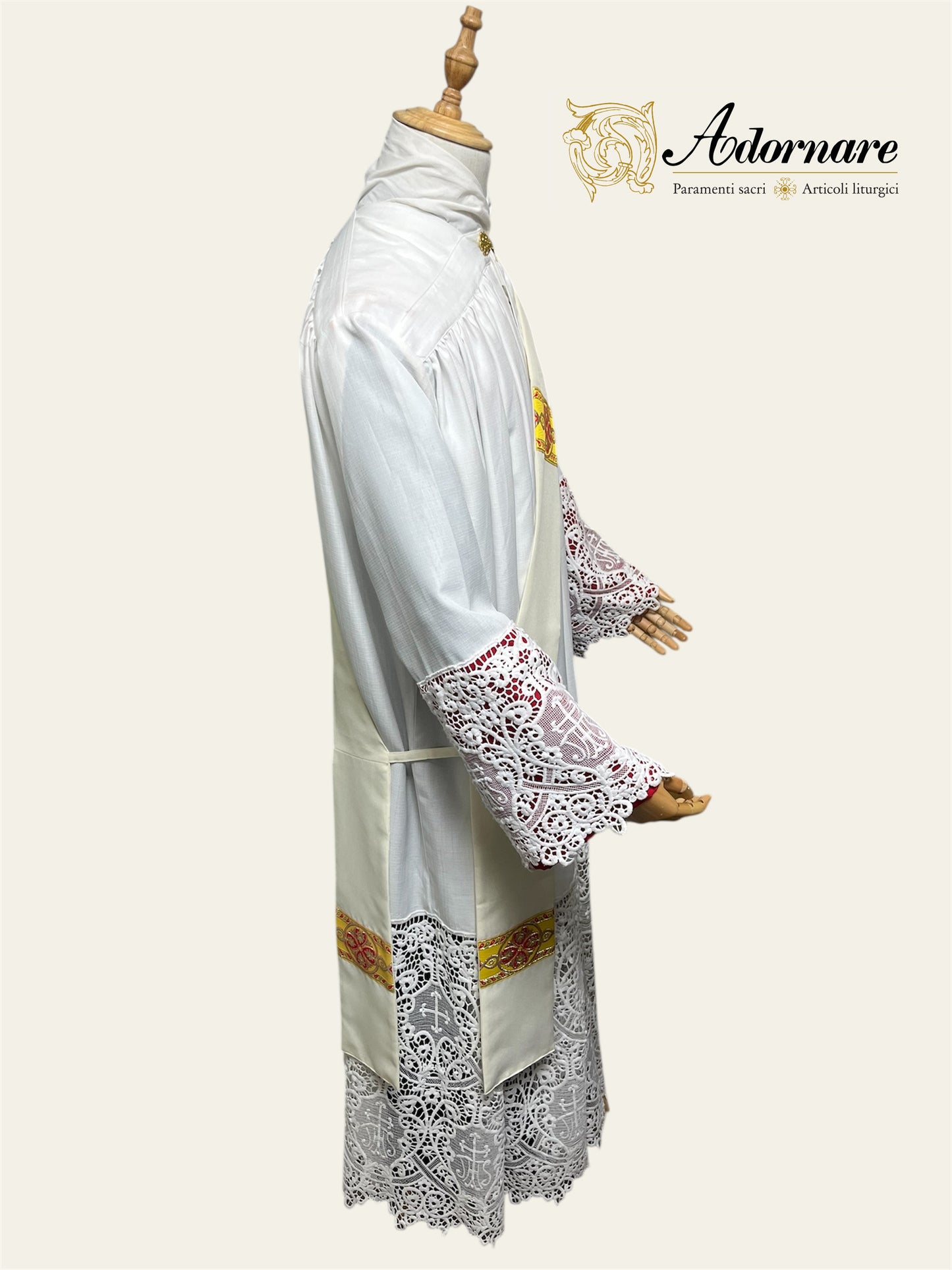 Gothic Dalmatic with gold woven orphrey bands / Dalmatica gotica