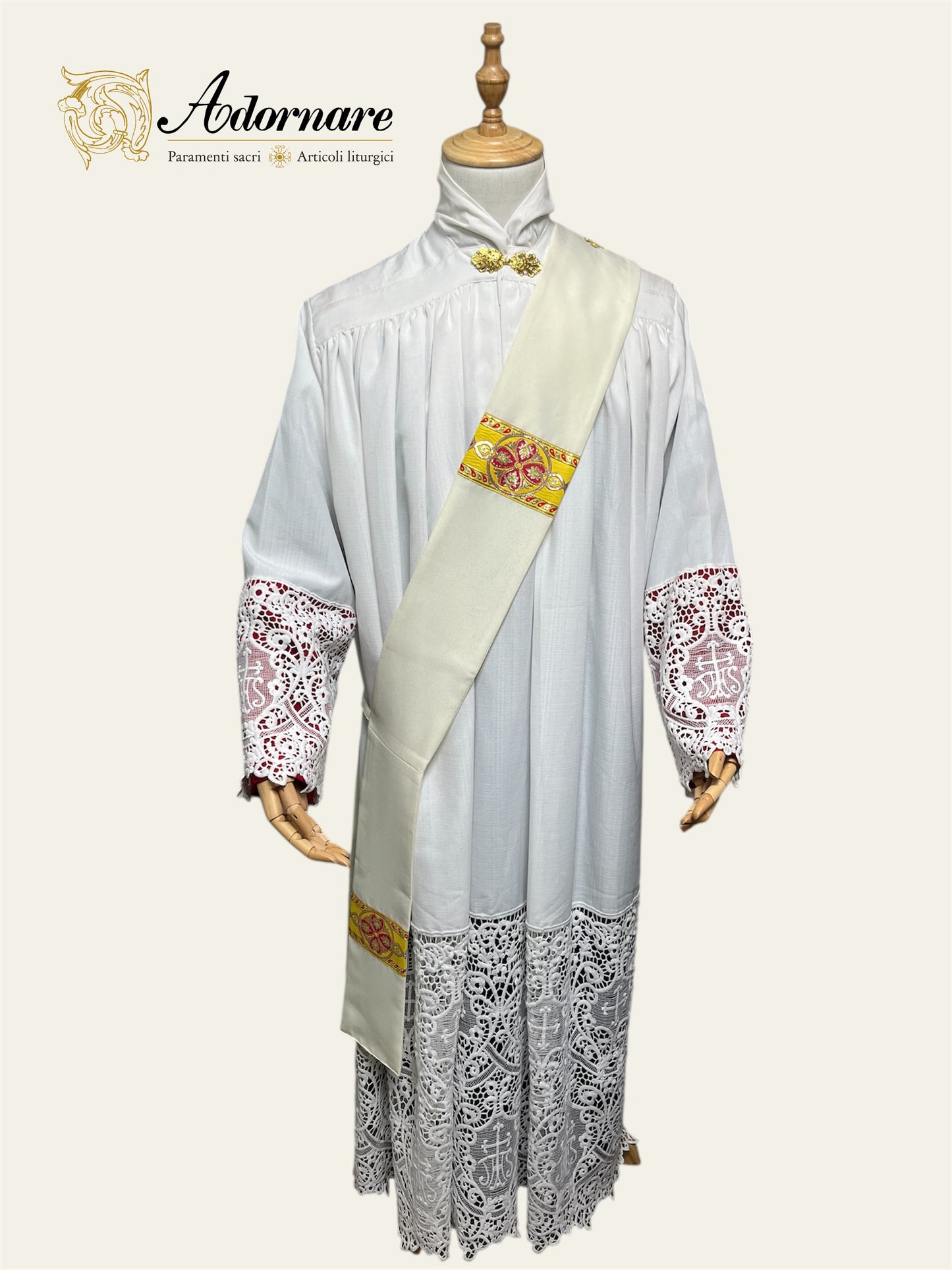 Gothic Dalmatic with gold woven orphrey bands / Dalmatica gotica