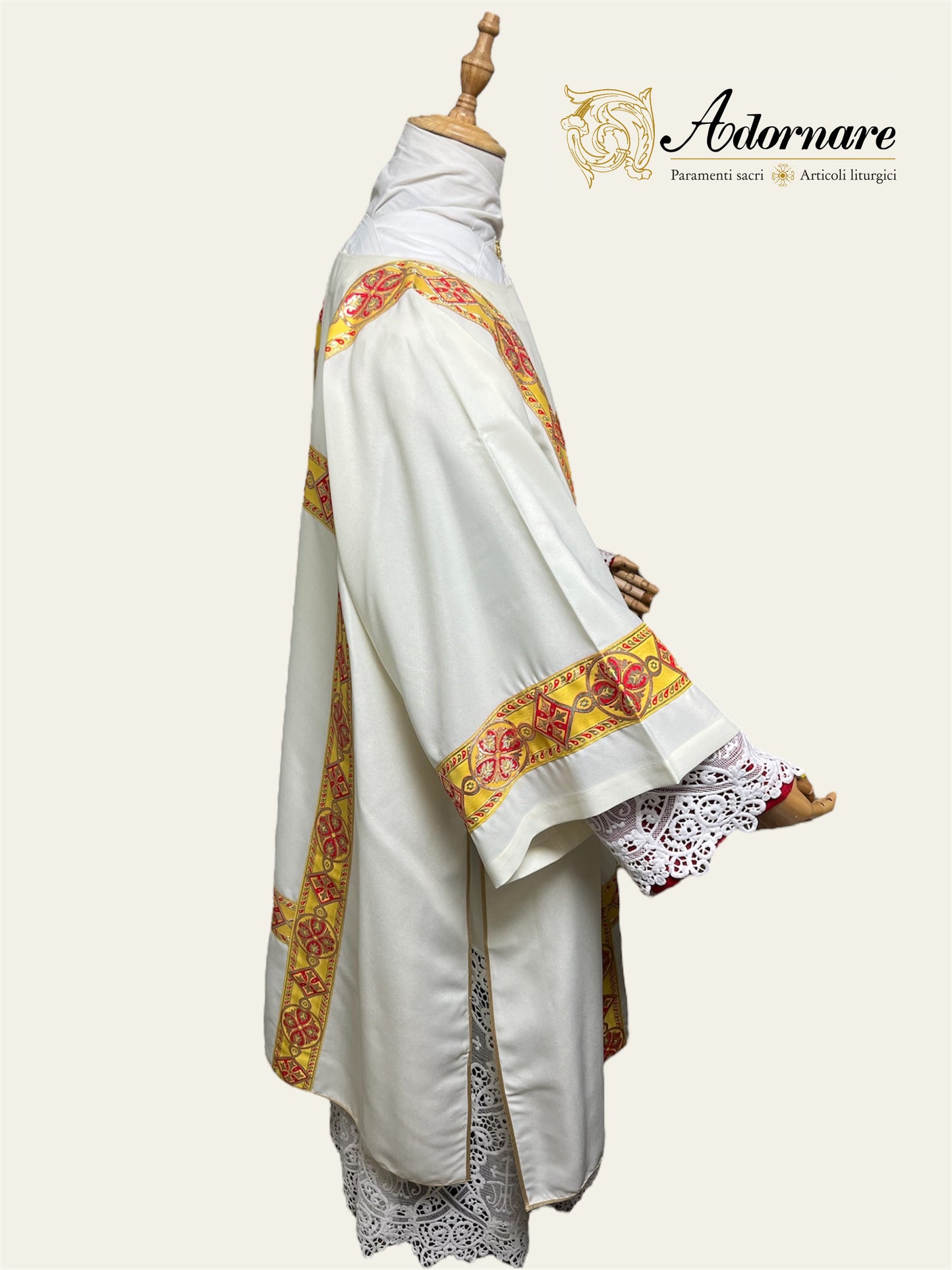 Gothic Dalmatic with gold woven orphrey bands / Dalmatica gotica