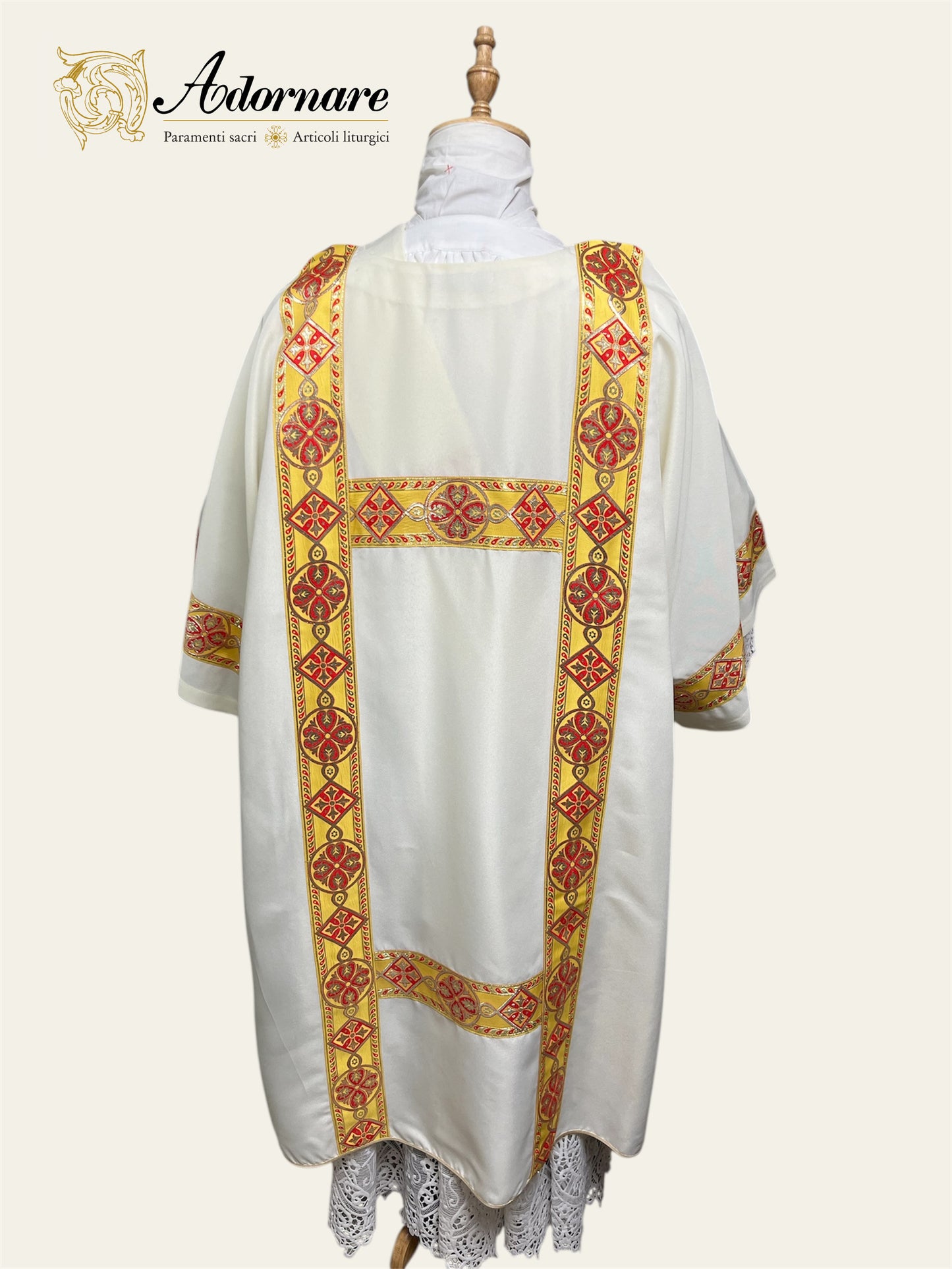 Gothic Dalmatic with gold woven orphrey bands / Dalmatica gotica