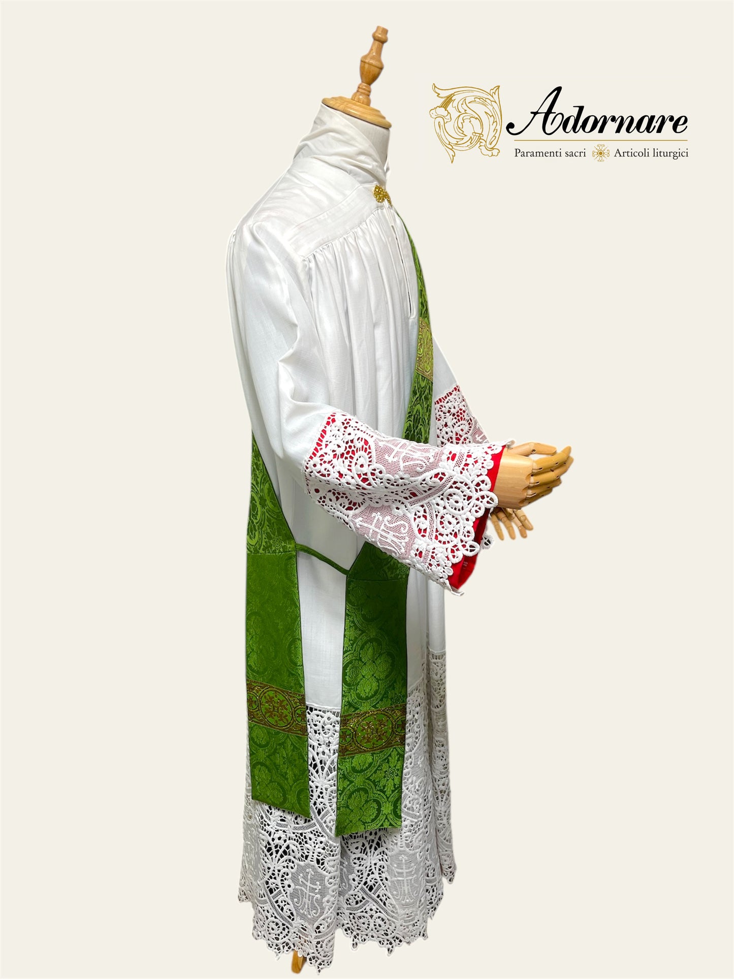 Damask Gothic Dalmatic with woven orphrey bands / Dalmatica gotica in damasco