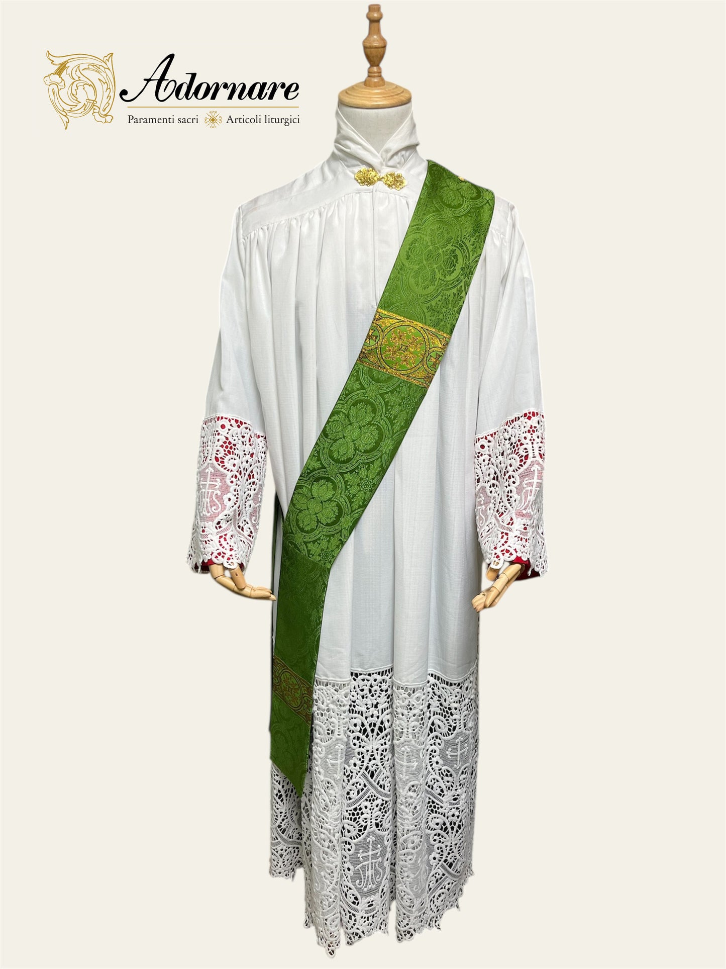 Damask Gothic Dalmatic with woven orphrey bands / Dalmatica gotica in damasco