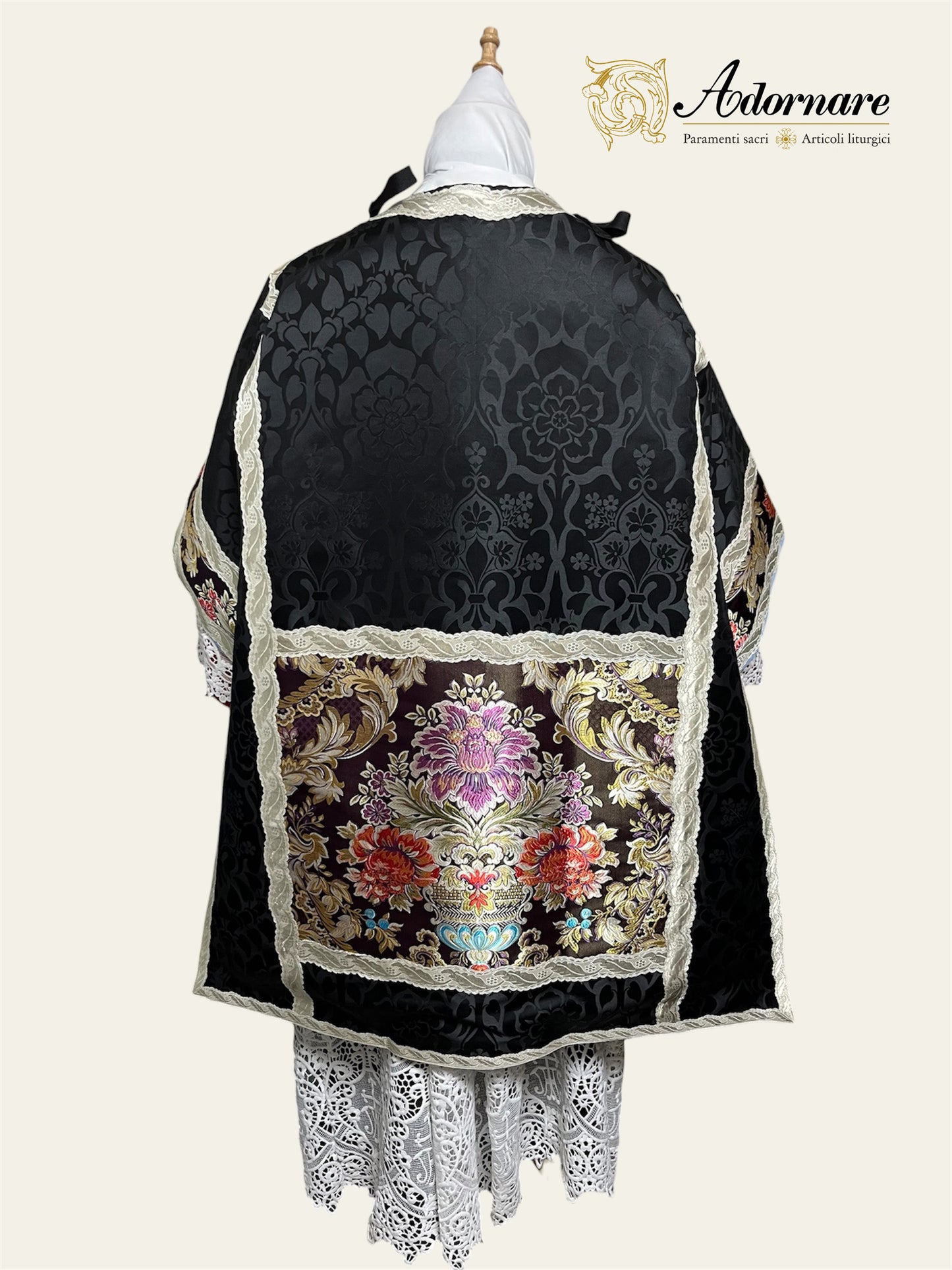 Damask Italian-cut Roman Dalmatic with brocade panels / Dalmatica romana in damasco con inserti in broccato