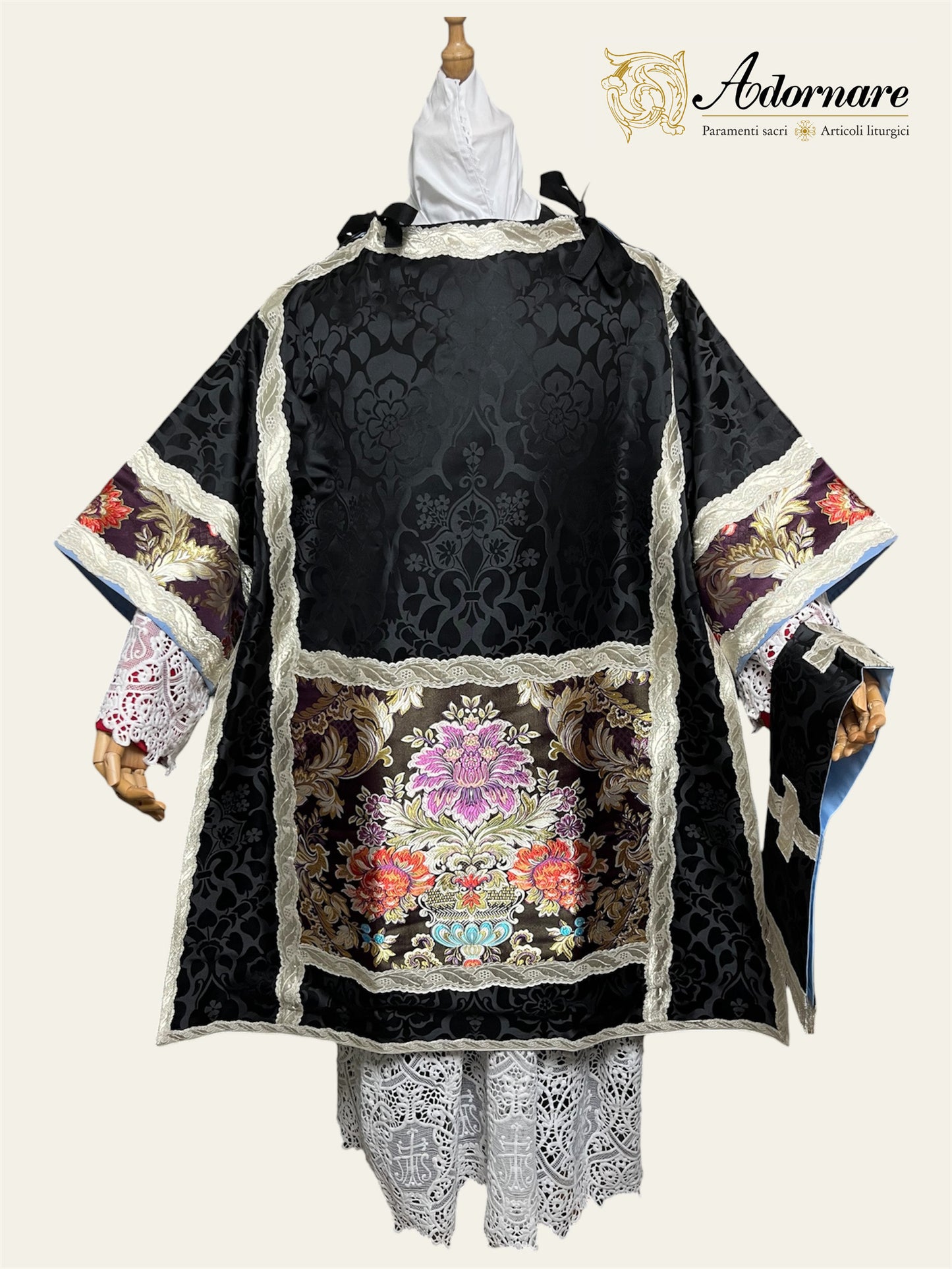 Damask Italian-cut Roman Dalmatic with brocade panels / Dalmatica romana in damasco con inserti in broccato