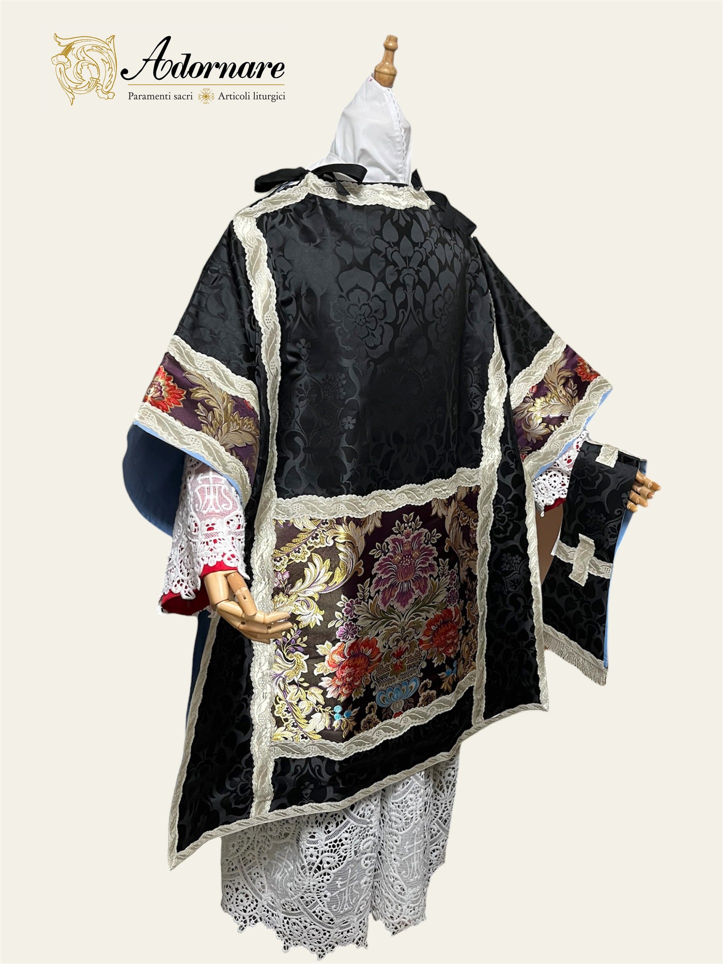 Damask Italian-cut Roman Dalmatic with brocade panels / Dalmatica romana in damasco con inserti in broccato