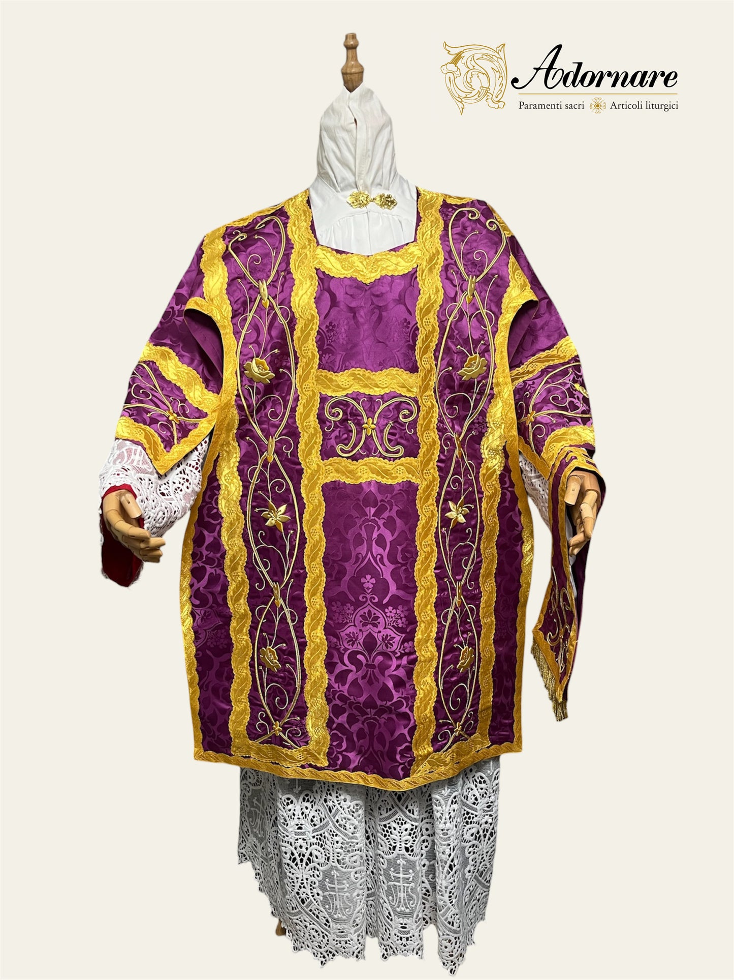 French Dalmatic with hand and machine-embroidered floral panels / Dalmatica Francese Ricamato