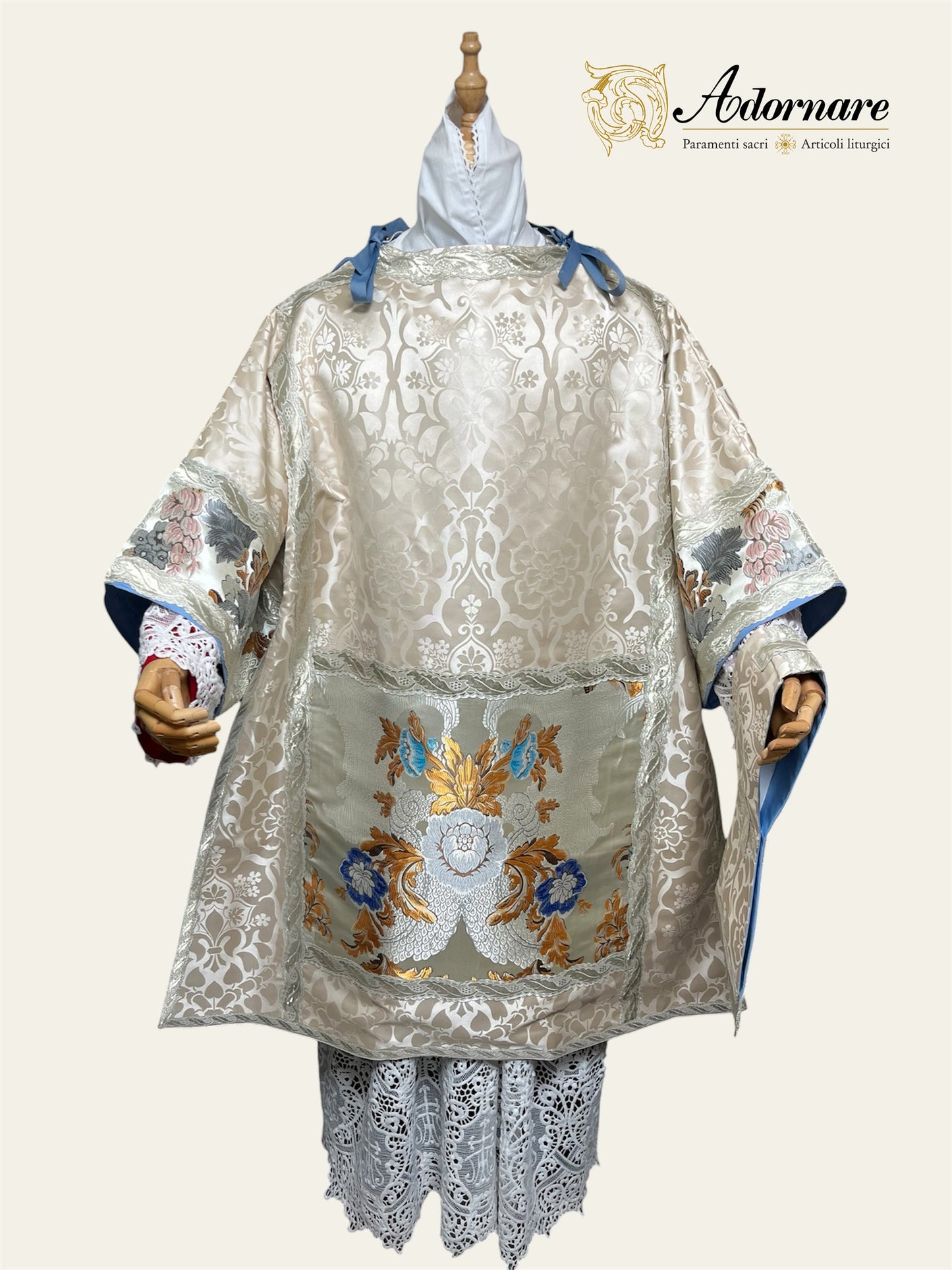 Damask Italian-cut Roman Dalmatic with brocade panels / Dalmatica romana in damasco con inserti in broccato