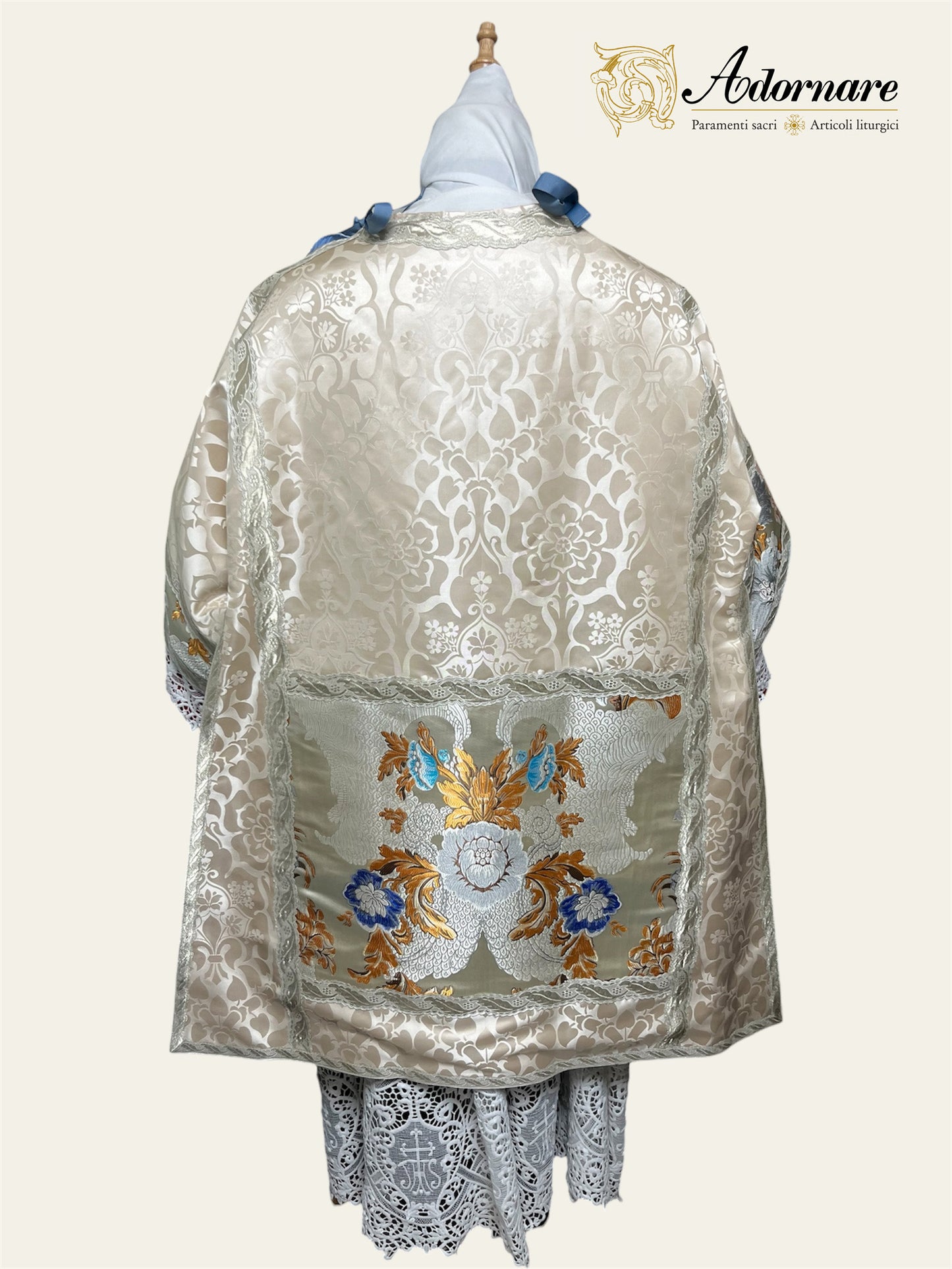 Damask Italian-cut Roman Dalmatic with brocade panels / Dalmatica romana in damasco con inserti in broccato