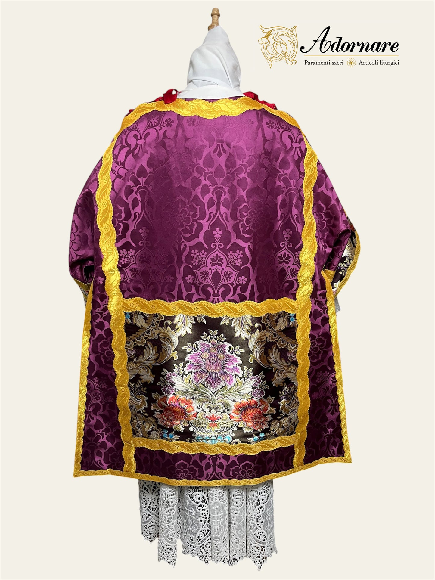 Damask Italian-cut Roman Dalmatic with brocade panels / Dalmatica romana in damasco con inserti in broccato