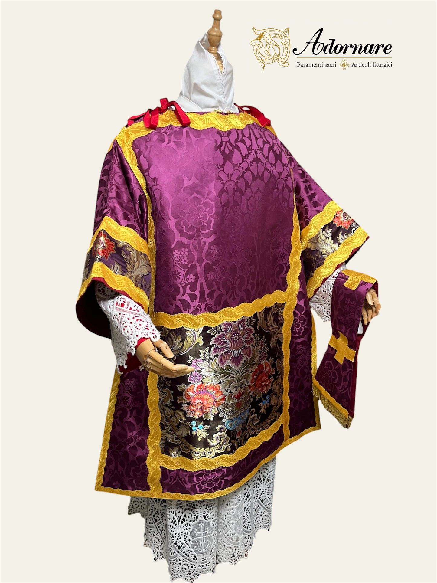 Damask Italian-cut Roman Dalmatic with brocade panels / Dalmatica romana in damasco con inserti in broccato