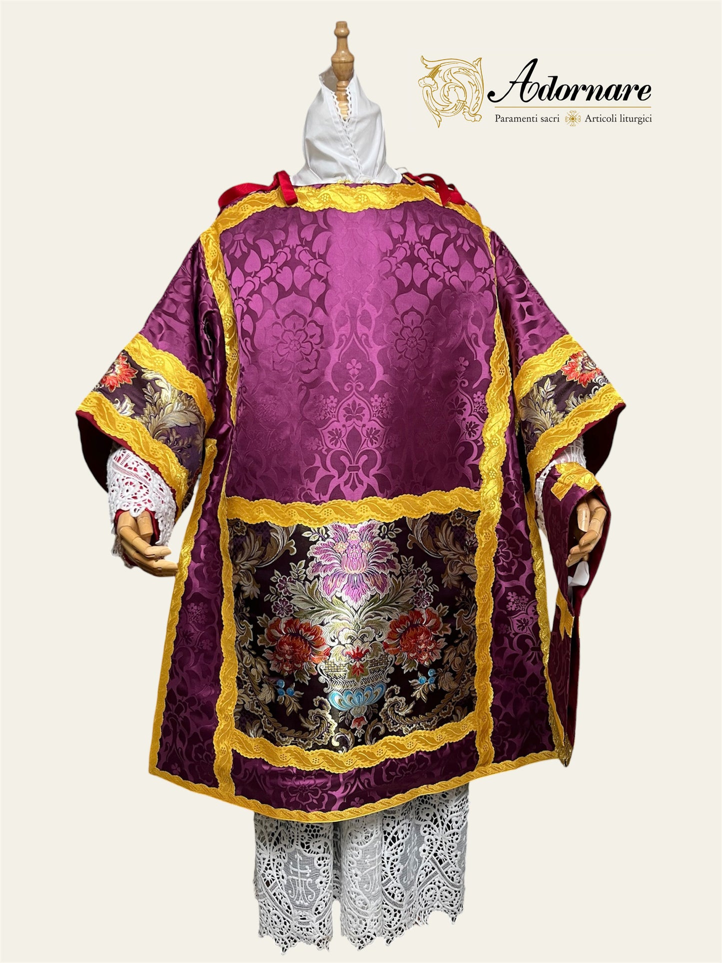 Damask Italian-cut Roman Dalmatic with brocade panels / Dalmatica romana in damasco con inserti in broccato
