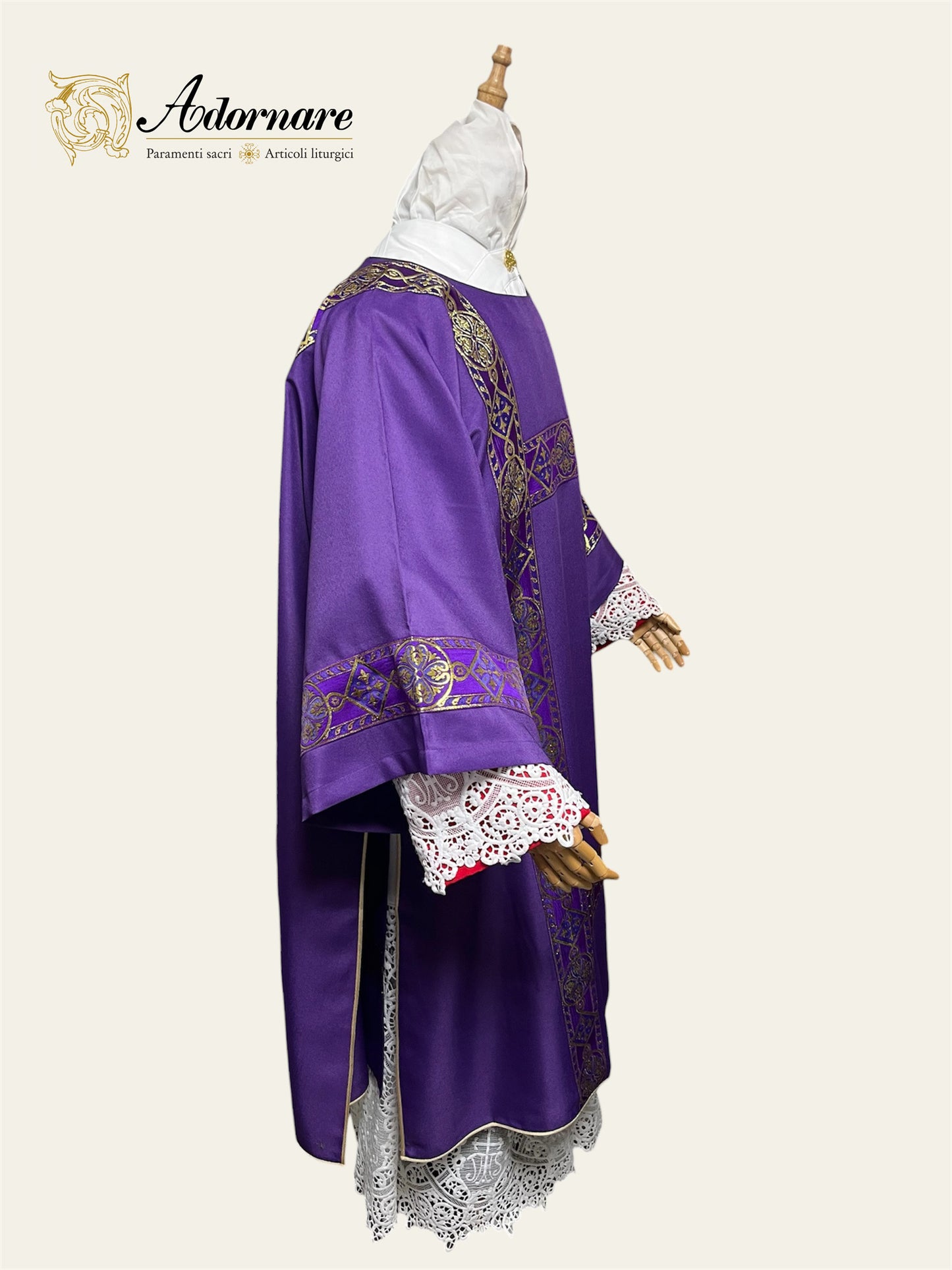 Gothic Dalmatic with woven orphrey bands / Dalmatica gotica