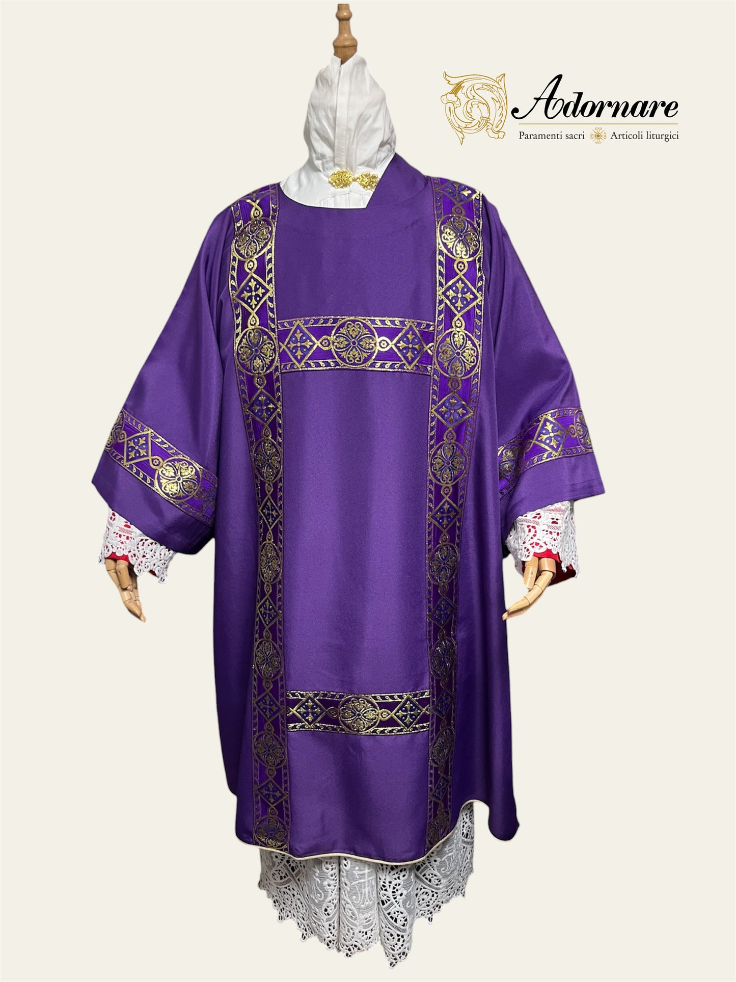 Gothic Dalmatic with woven orphrey bands / Dalmatica gotica