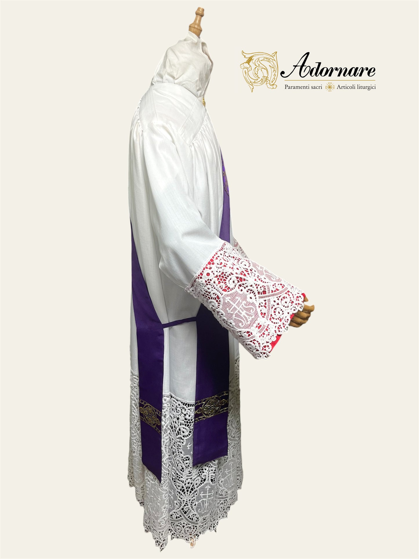 Gothic Dalmatic with woven orphrey bands / Dalmatica gotica