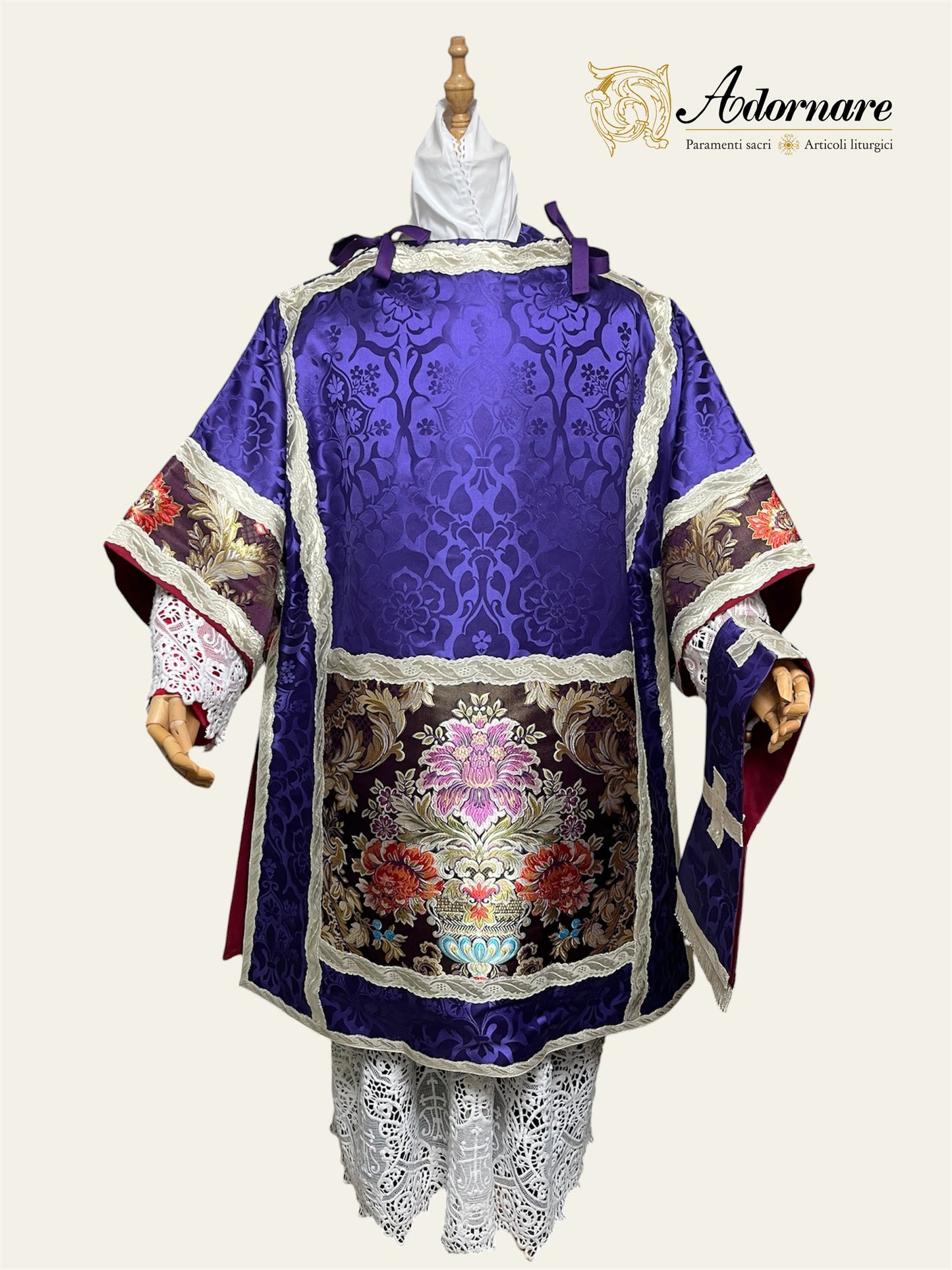 Damask Italian-cut Roman Dalmatic with brocade panels / Dalmatica romana in damasco con inserti in broccato