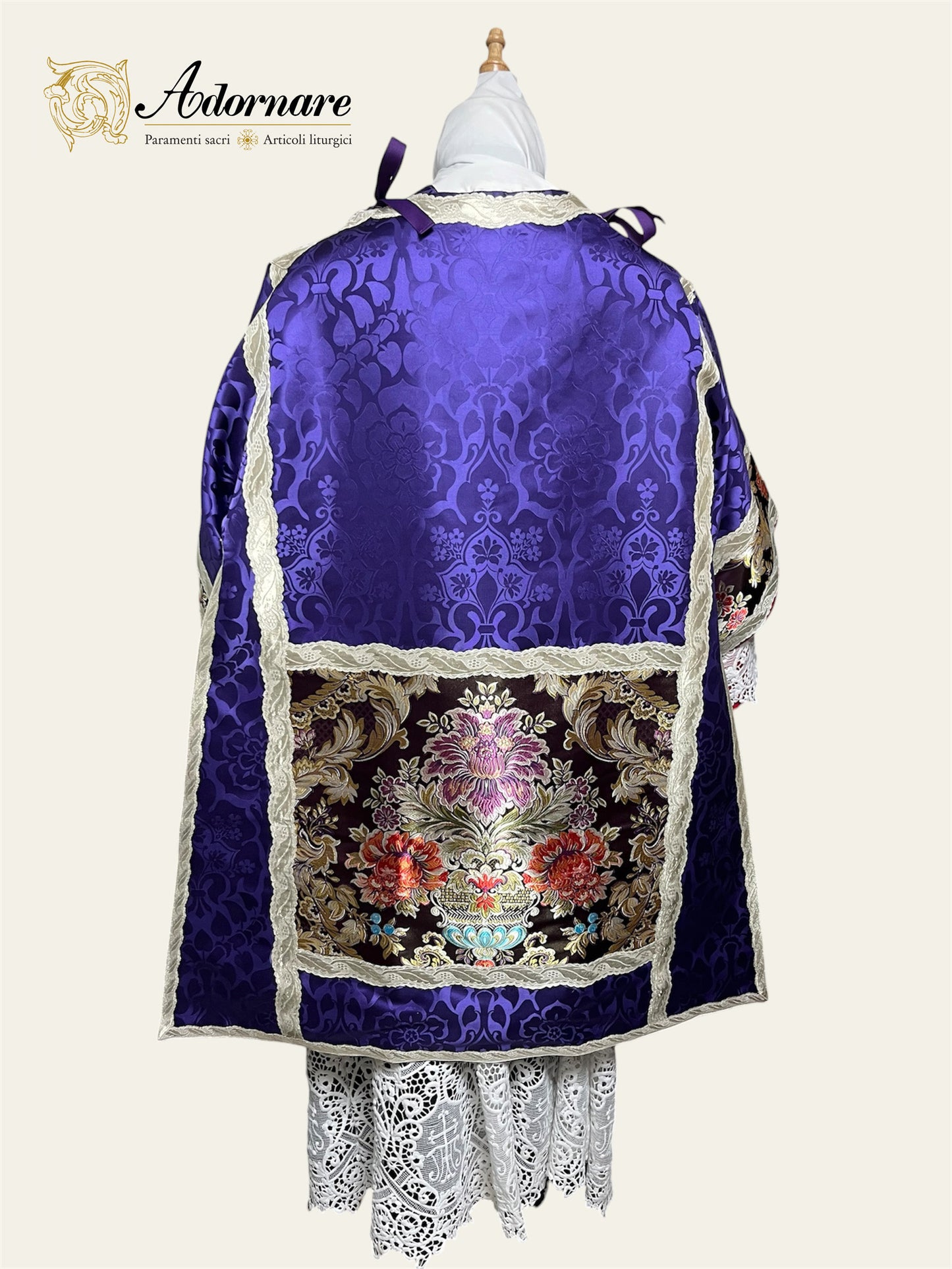 Damask Italian-cut Roman Dalmatic with brocade panels / Dalmatica romana in damasco con inserti in broccato