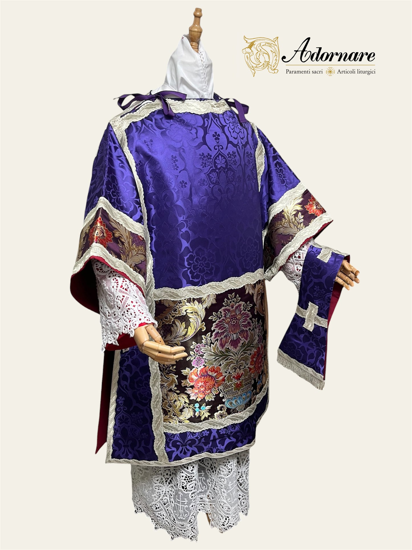 Damask Italian-cut Roman Dalmatic with brocade panels / Dalmatica romana in damasco con inserti in broccato