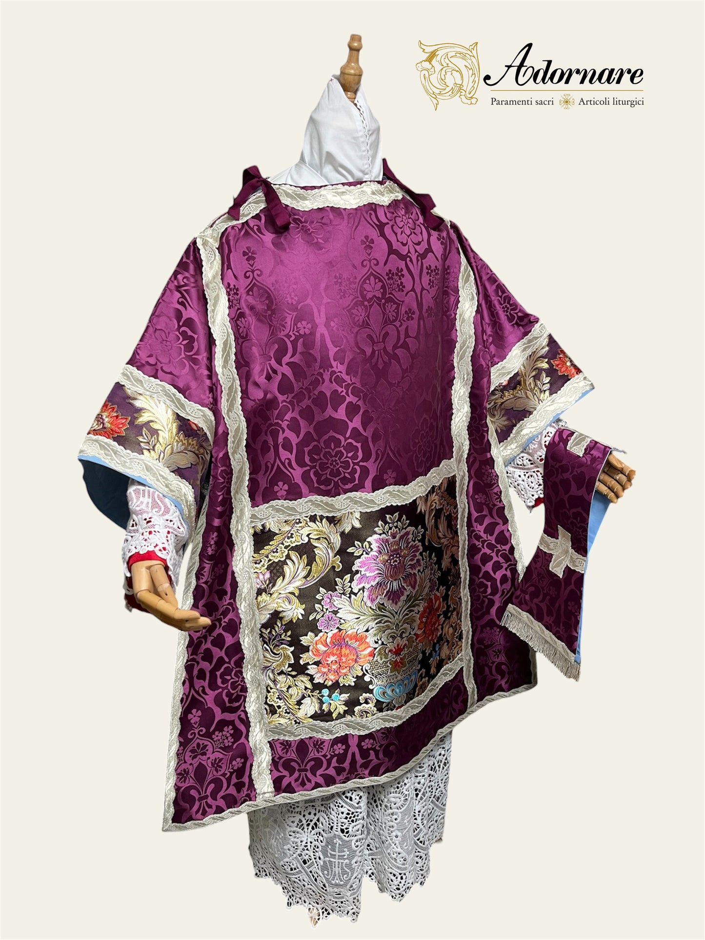 Damask Italian-cut Roman Dalmatic with brocade panels / Dalmatica romana in damasco con inserti in broccato