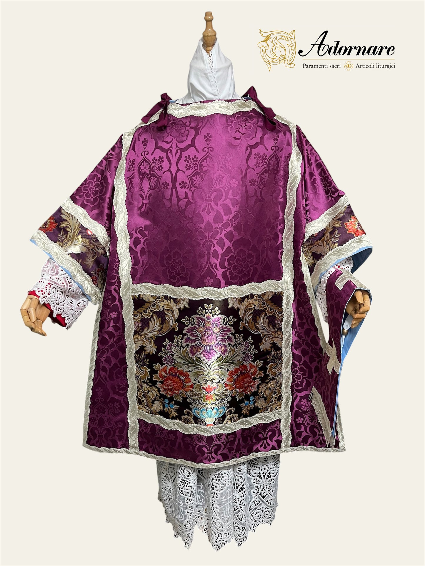 Damask Italian-cut Roman Dalmatic with brocade panels / Dalmatica romana in damasco con inserti in broccato