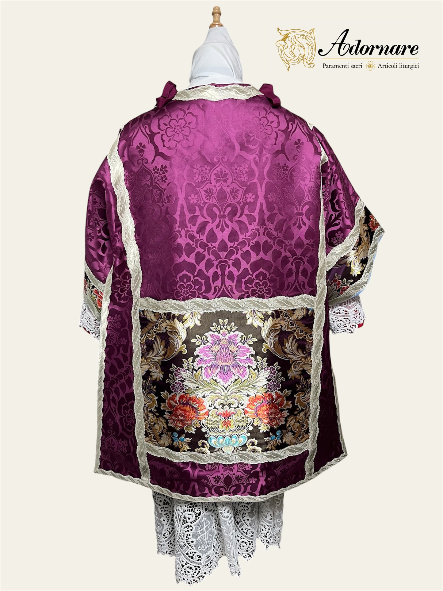 Damask Italian-cut Roman Dalmatic with brocade panels / Dalmatica romana in damasco con inserti in broccato