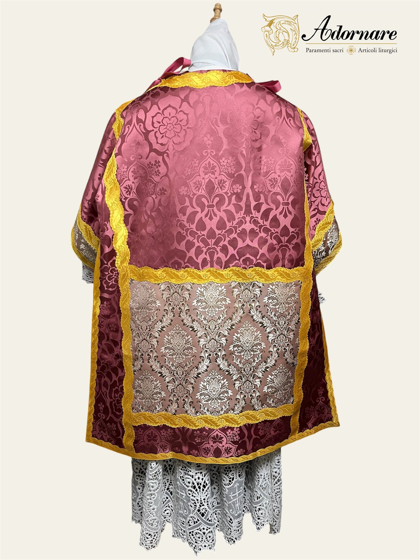 Damask Italian-cut Roman Dalmatic with brocade panels / Dalmatica romana in damasco con inserti in broccato