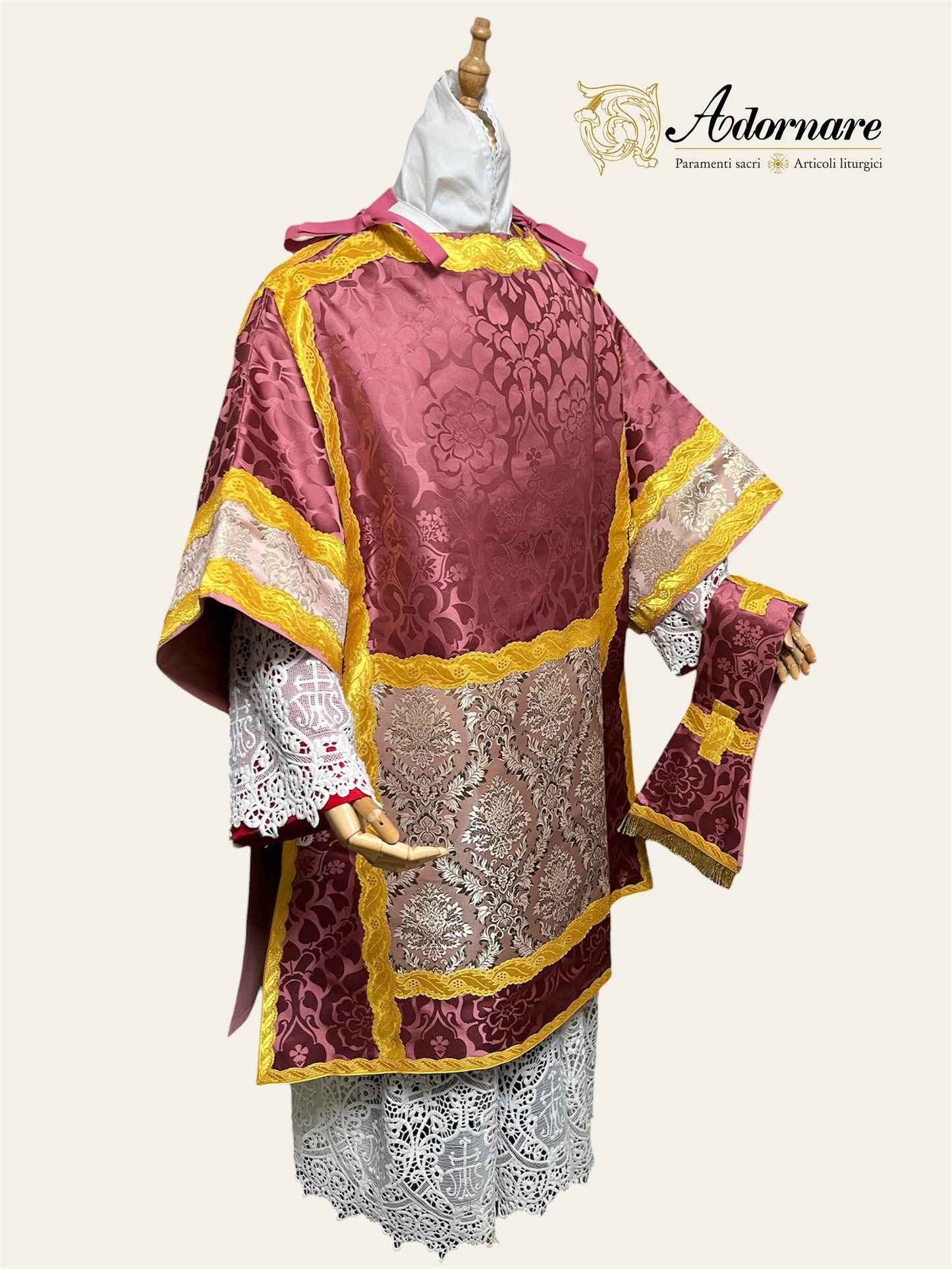 Damask Italian-cut Roman Dalmatic with brocade panels / Dalmatica romana in damasco con inserti in broccato