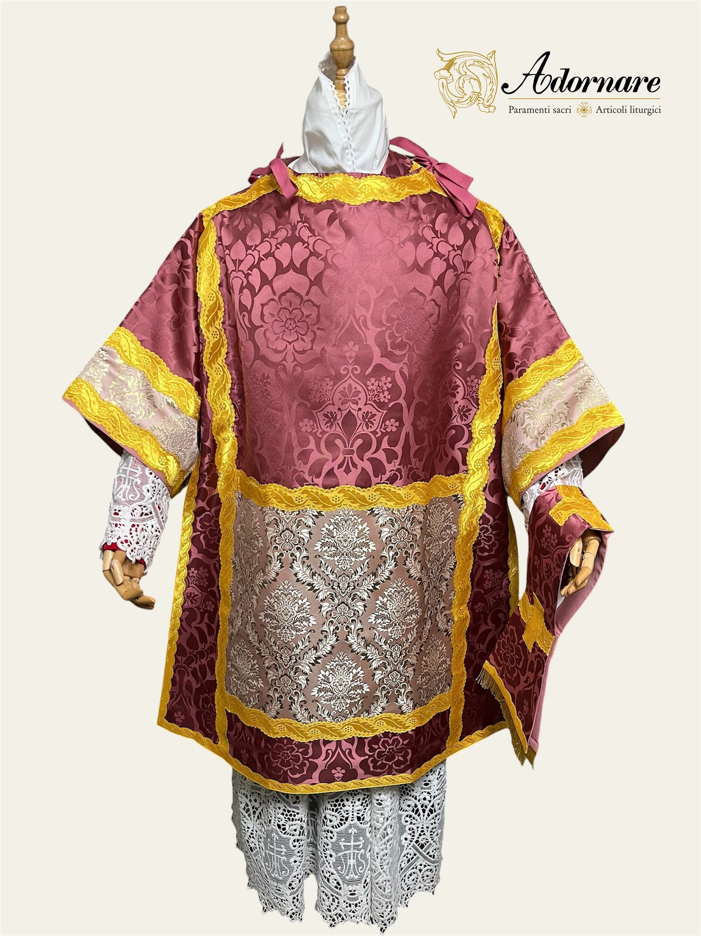 Damask Italian-cut Roman Dalmatic with brocade panels / Dalmatica romana in damasco con inserti in broccato
