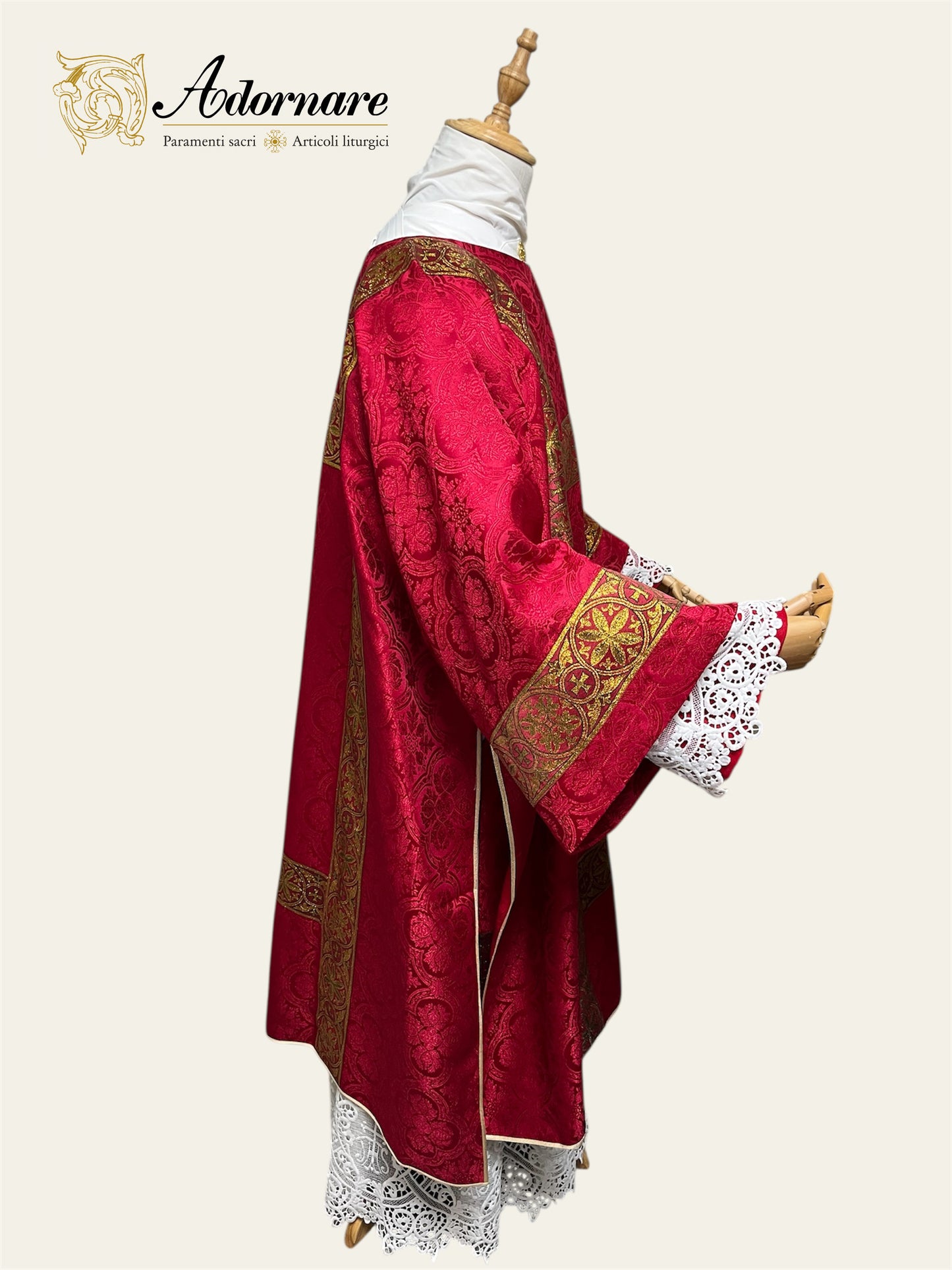Damask Gothic Dalmatic with woven orphrey bands / Dalmatica gotica in damasco