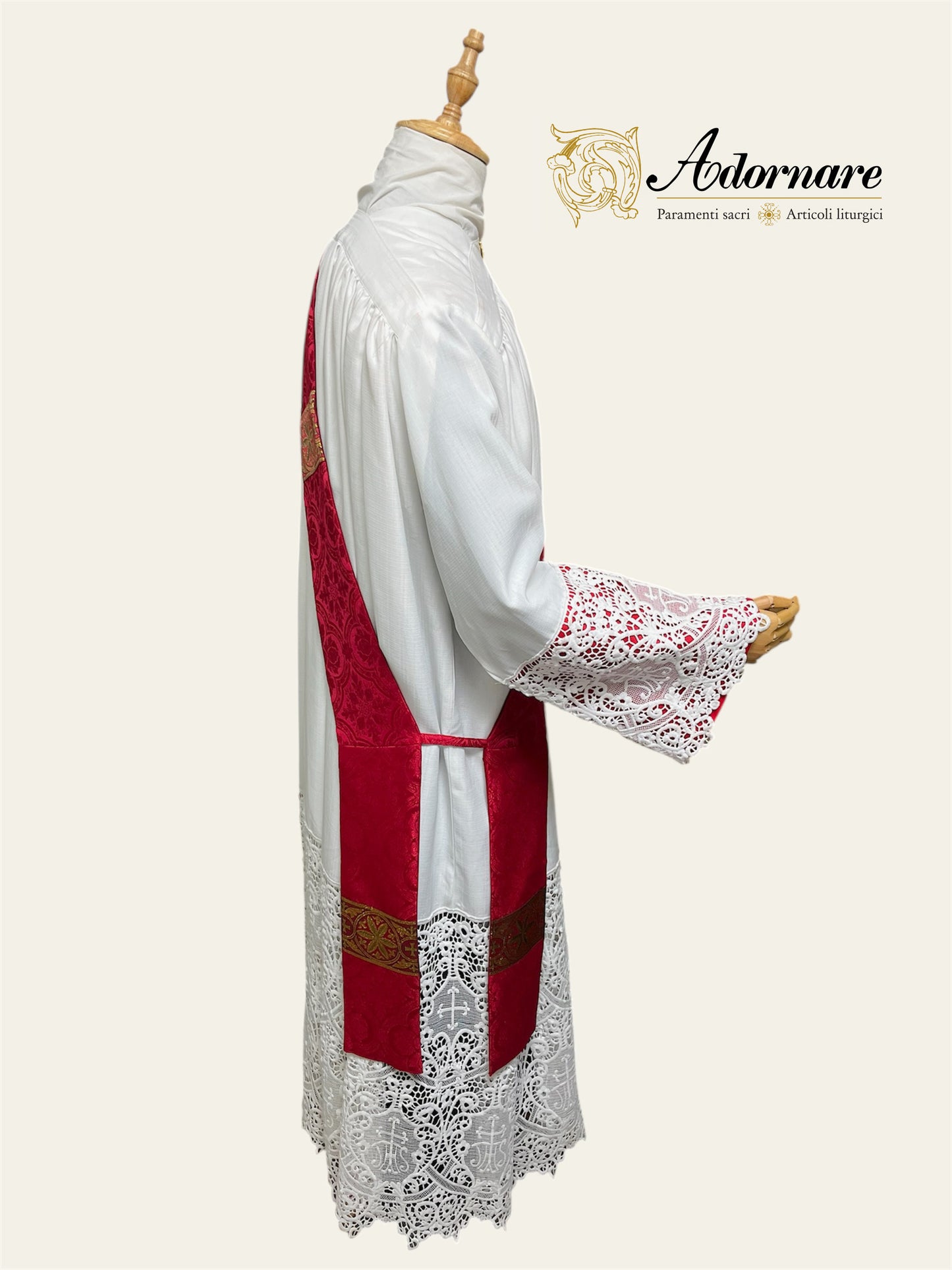 Damask Gothic Dalmatic with woven orphrey bands / Dalmatica gotica in damasco