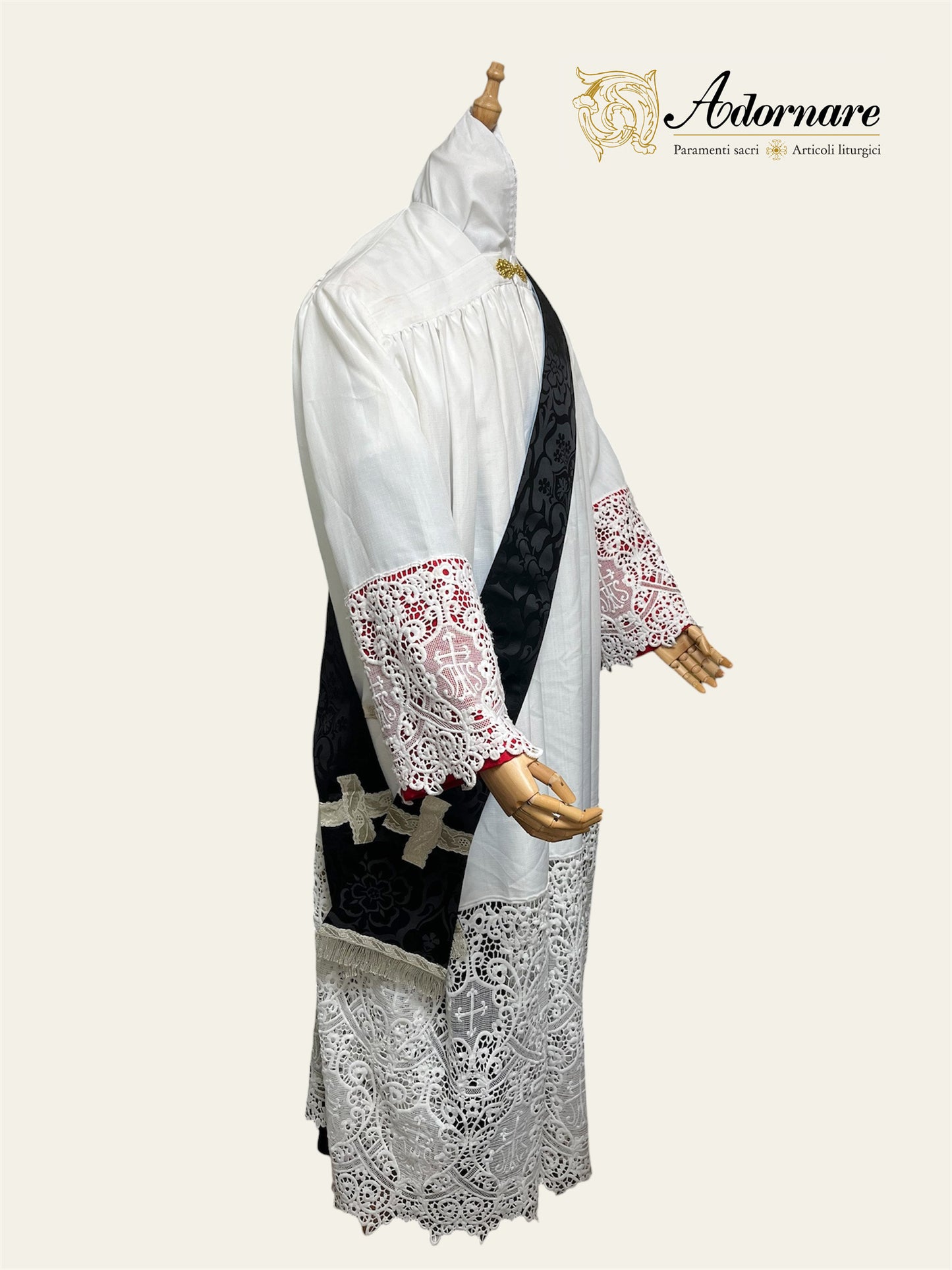 Damask Italian-cut Roman Dalmatic with brocade panels / Dalmatica romana in damasco con inserti in broccato