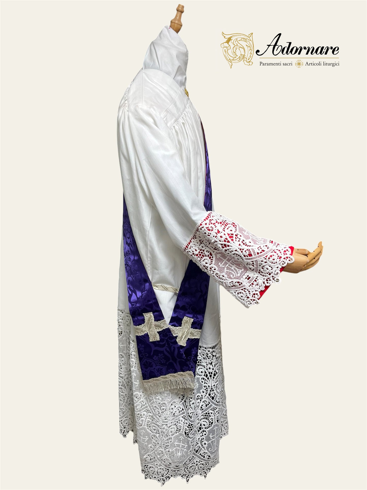 Damask Italian-cut Roman Dalmatic with brocade panels / Dalmatica romana in damasco con inserti in broccato