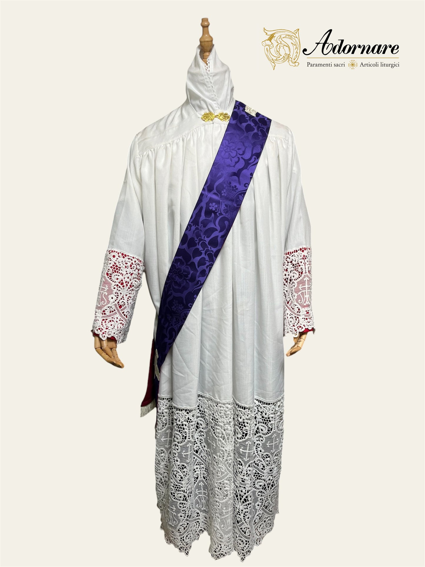 Damask Italian-cut Roman Dalmatic with brocade panels / Dalmatica romana in damasco con inserti in broccato