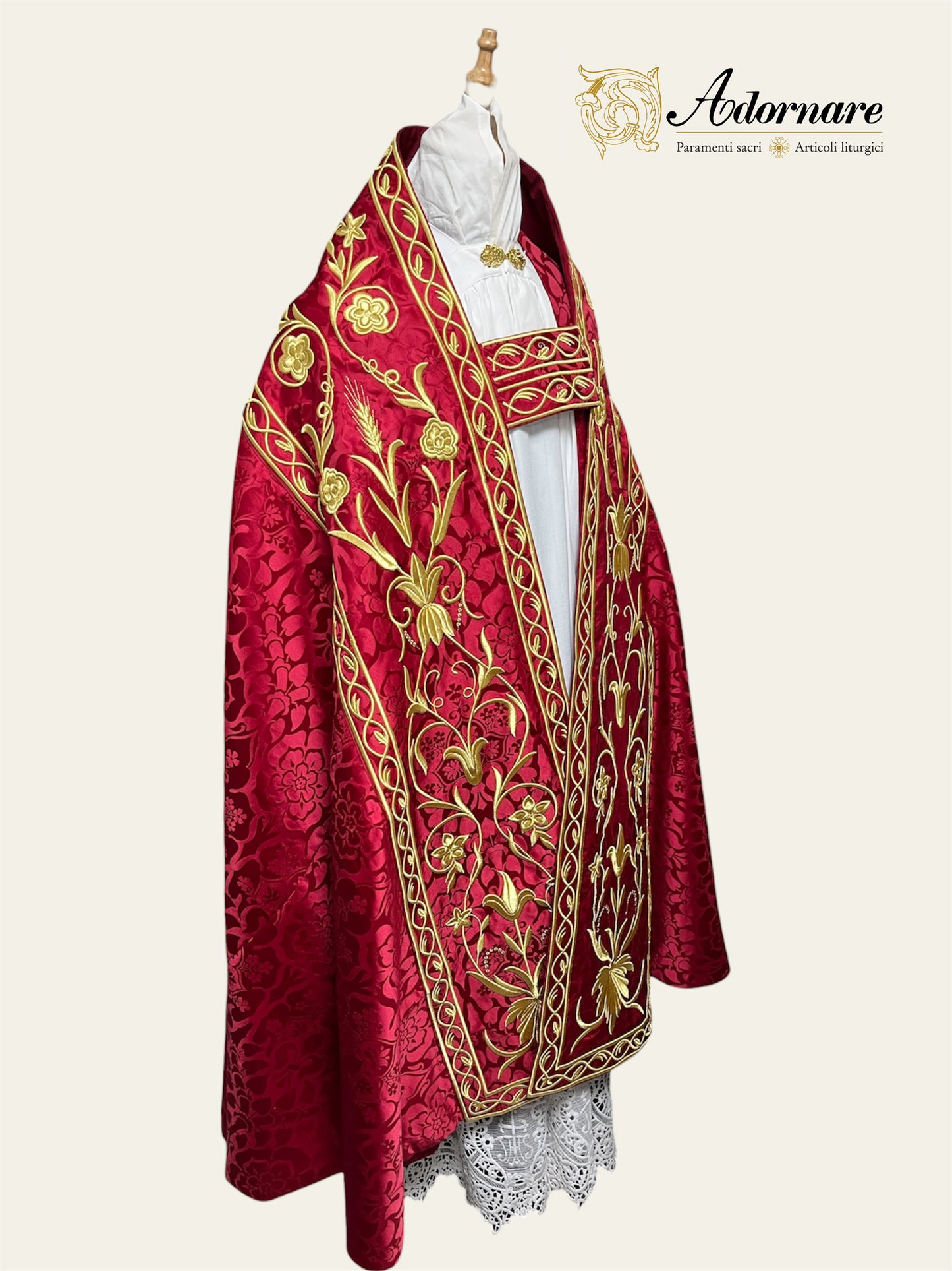 Damask Roman Cope with rich floral embroideries / Piviale Romano Damasco con ricamo a macchina