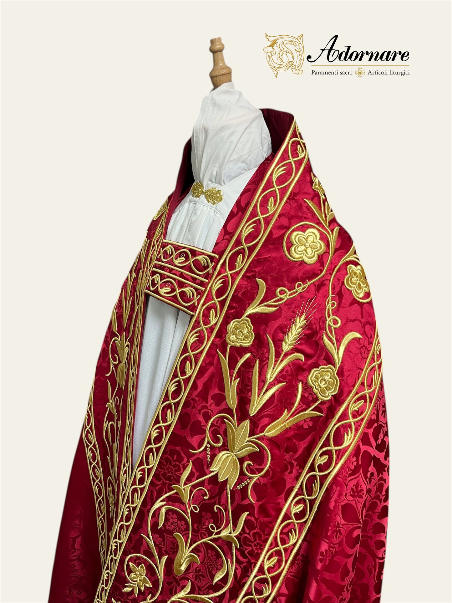 Damask Roman Cope with rich floral embroideries / Piviale Romano Damasco con ricamo a macchina