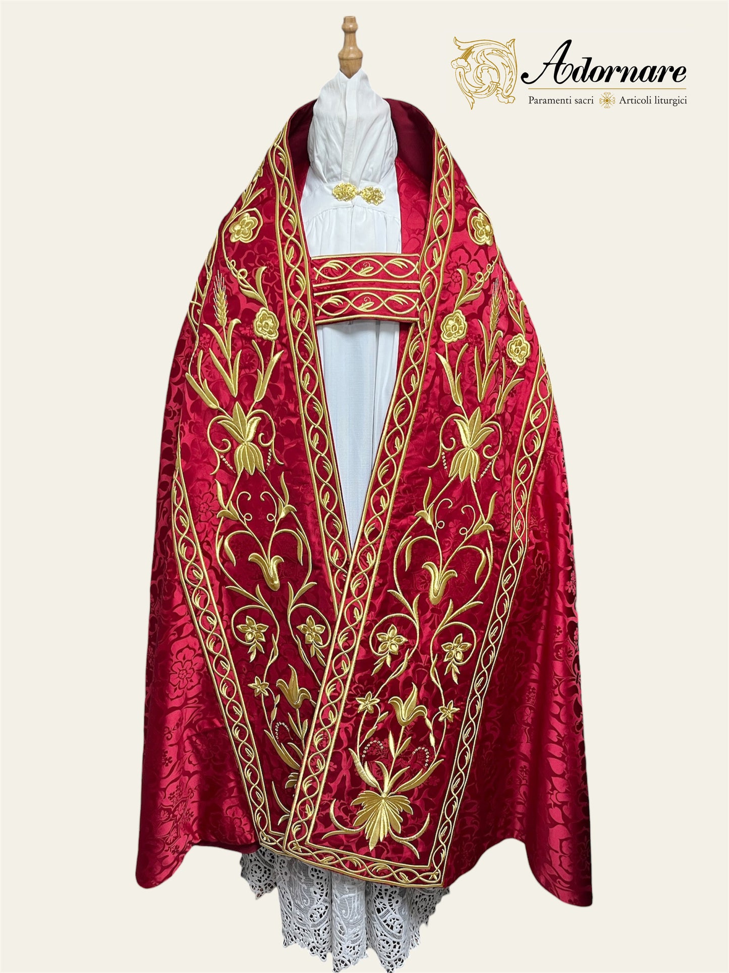 Damask Roman Cope with rich floral embroideries / Piviale Romano Damasco con ricamo a macchina