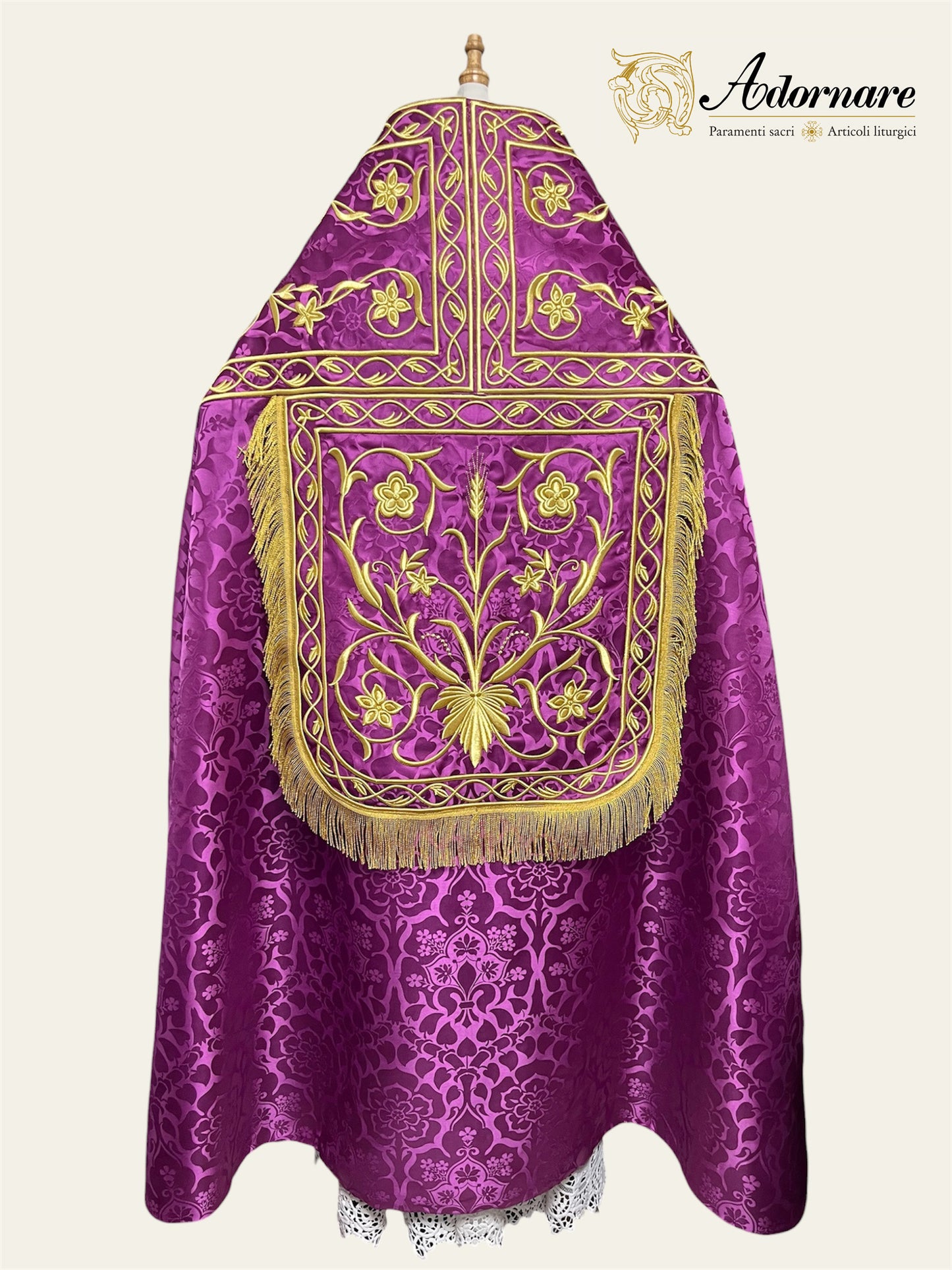 Damask Roman Cope with rich floral embroideries / Piviale Romano Damasco con ricamo a macchina