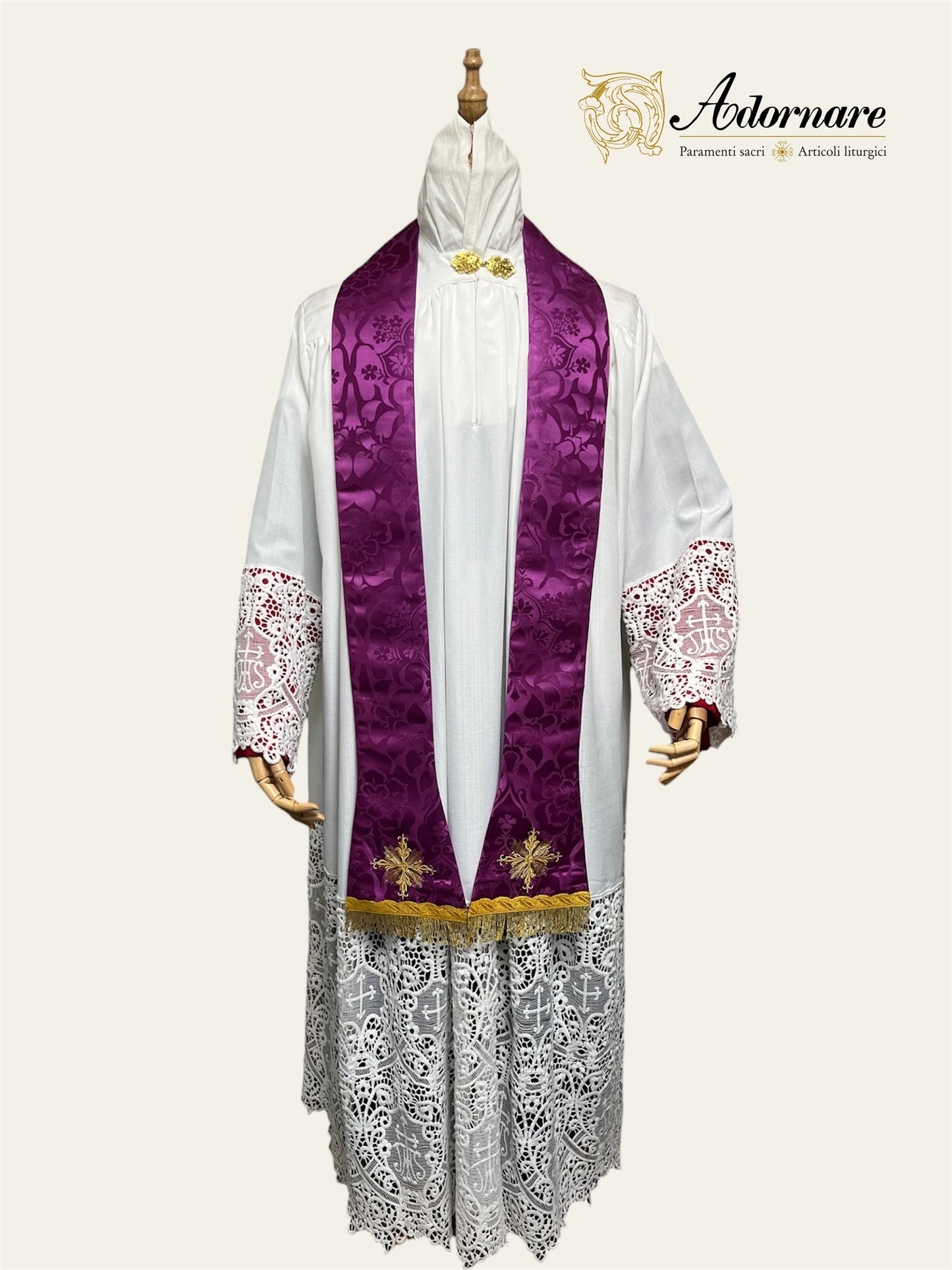 Damask Roman Cope with rich floral embroideries / Piviale Romano Damasco con ricamo a macchina