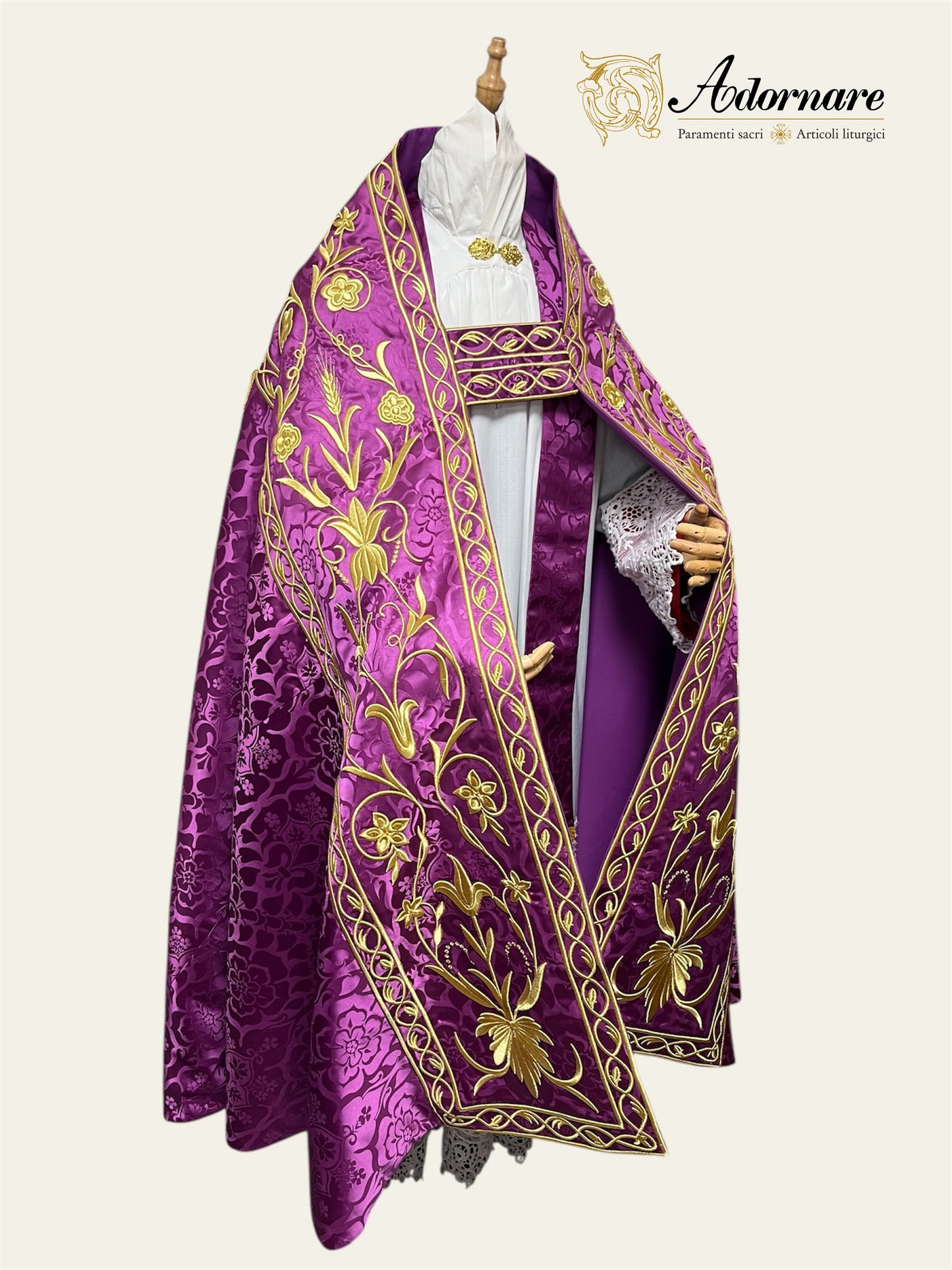 Damask Roman Cope with rich floral embroideries / Piviale Romano Damasco con ricamo a macchina