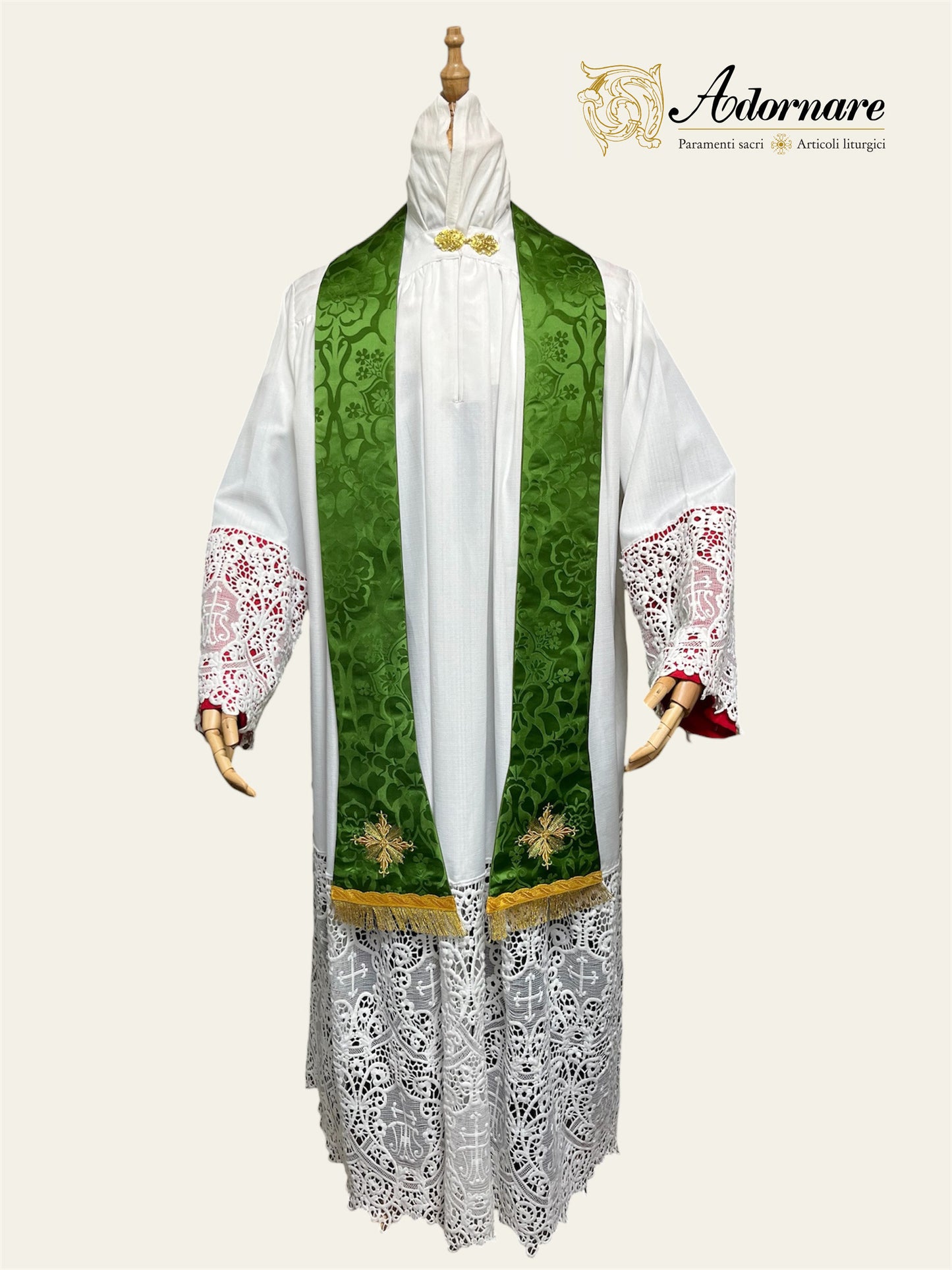 Damask Roman Cope with rich floral embroideries / Piviale Romano Damasco con ricamo a macchina