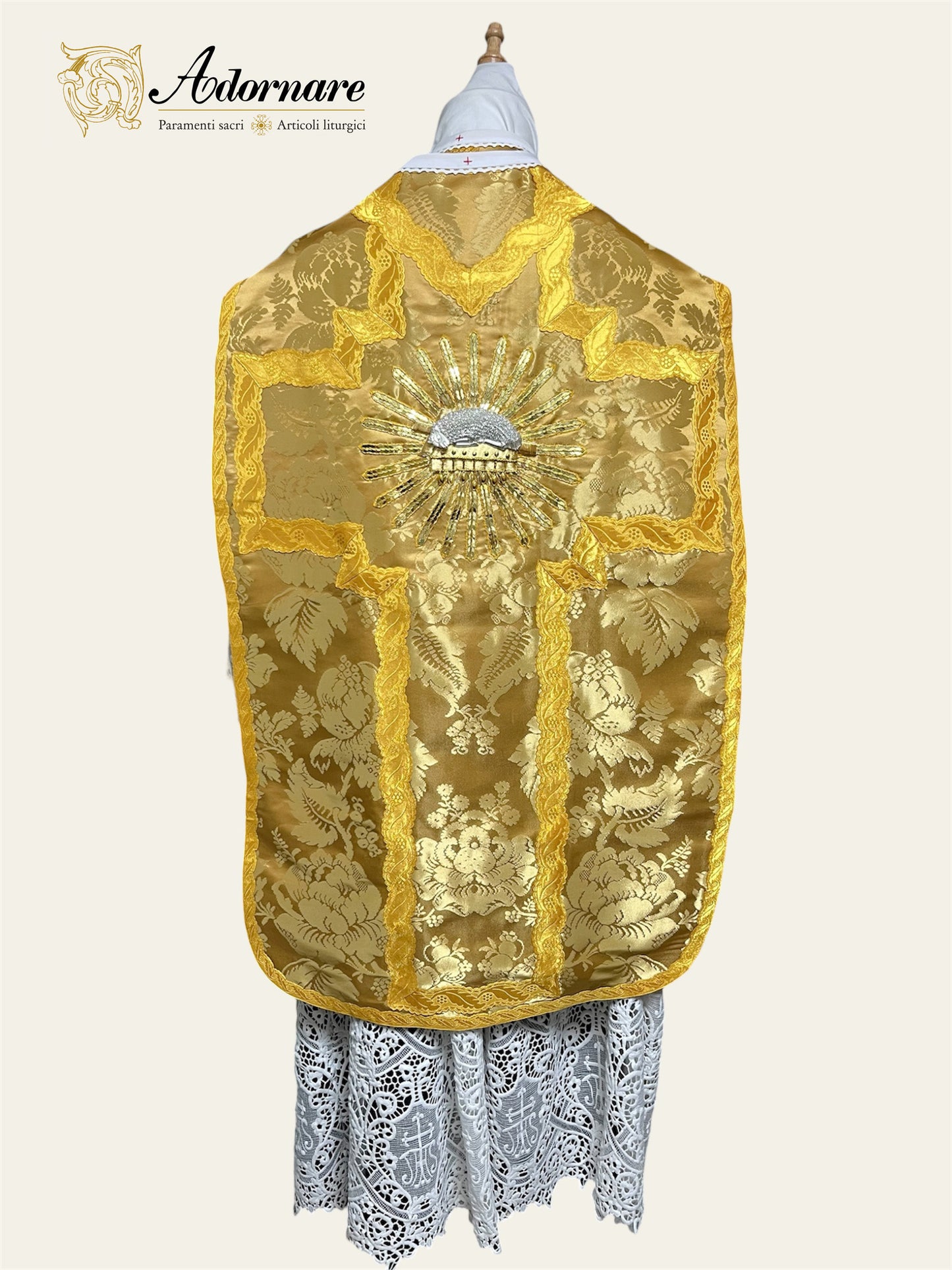 Italian gold silk damask  "Agnus Dei" Hand-embroidered French-cut Roman Chasuble Low Mass Set / Pianeta Francese "Agnus Dei" in Damasco Oro
