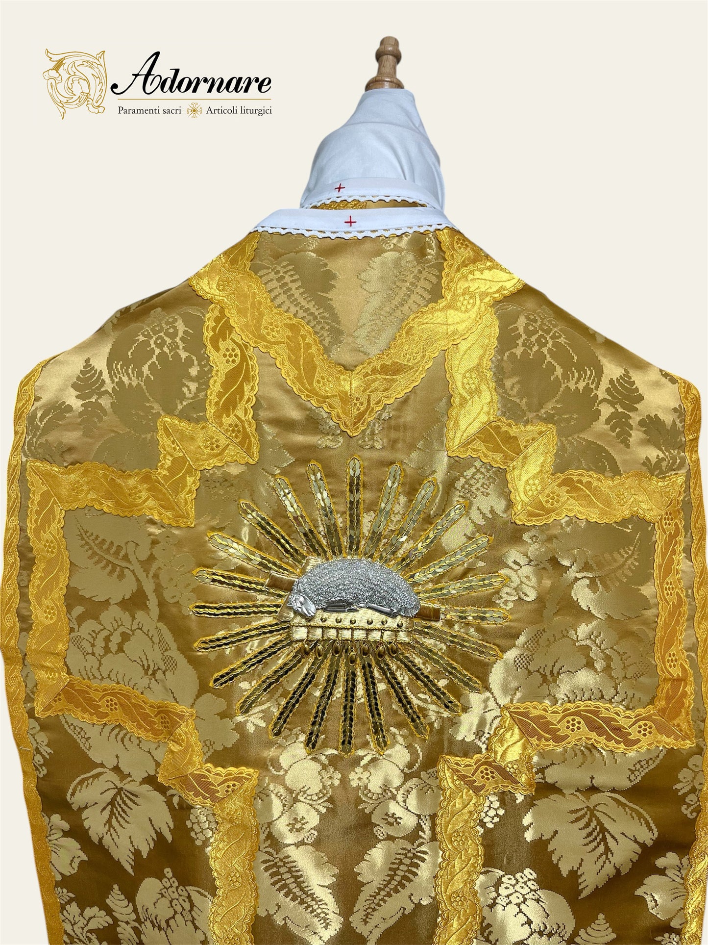 Italian gold silk damask  "Agnus Dei" Hand-embroidered French-cut Roman Chasuble Low Mass Set / Pianeta Francese "Agnus Dei" in Damasco Oro