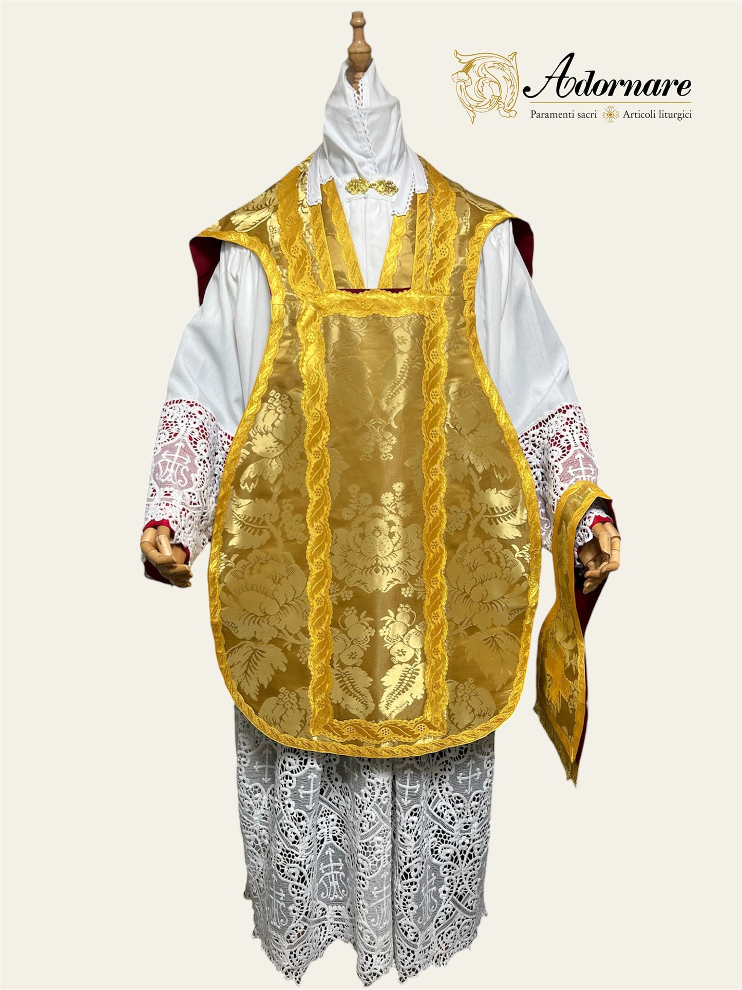 Italian gold silk damask  "Agnus Dei" Hand-embroidered French-cut Roman Chasuble Low Mass Set / Pianeta Francese "Agnus Dei" in Damasco Oro
