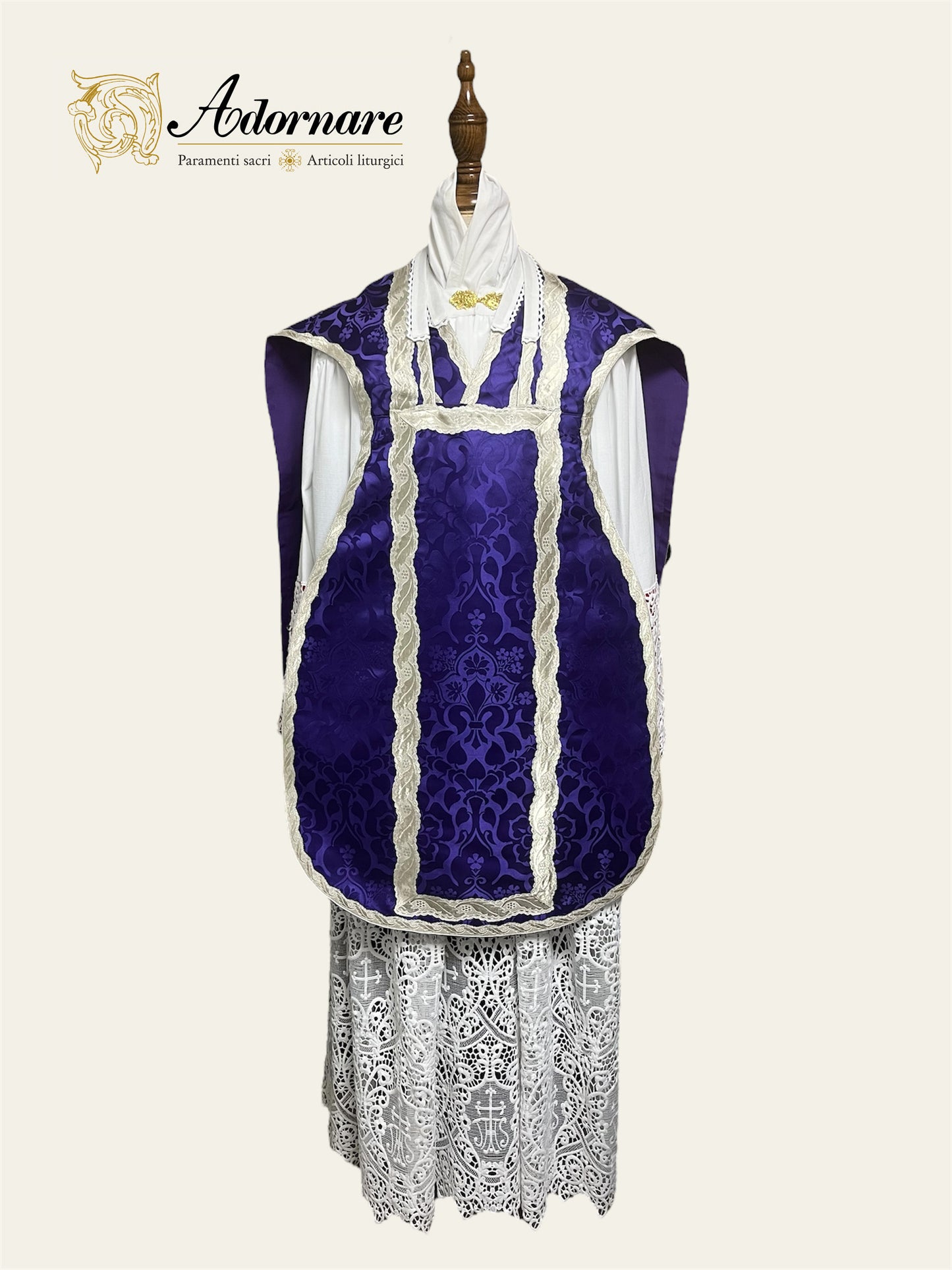 Damask "IHS" French-cut Roman Chasuble Low Mass Set / Pianeta Francese Damasco "IHS"