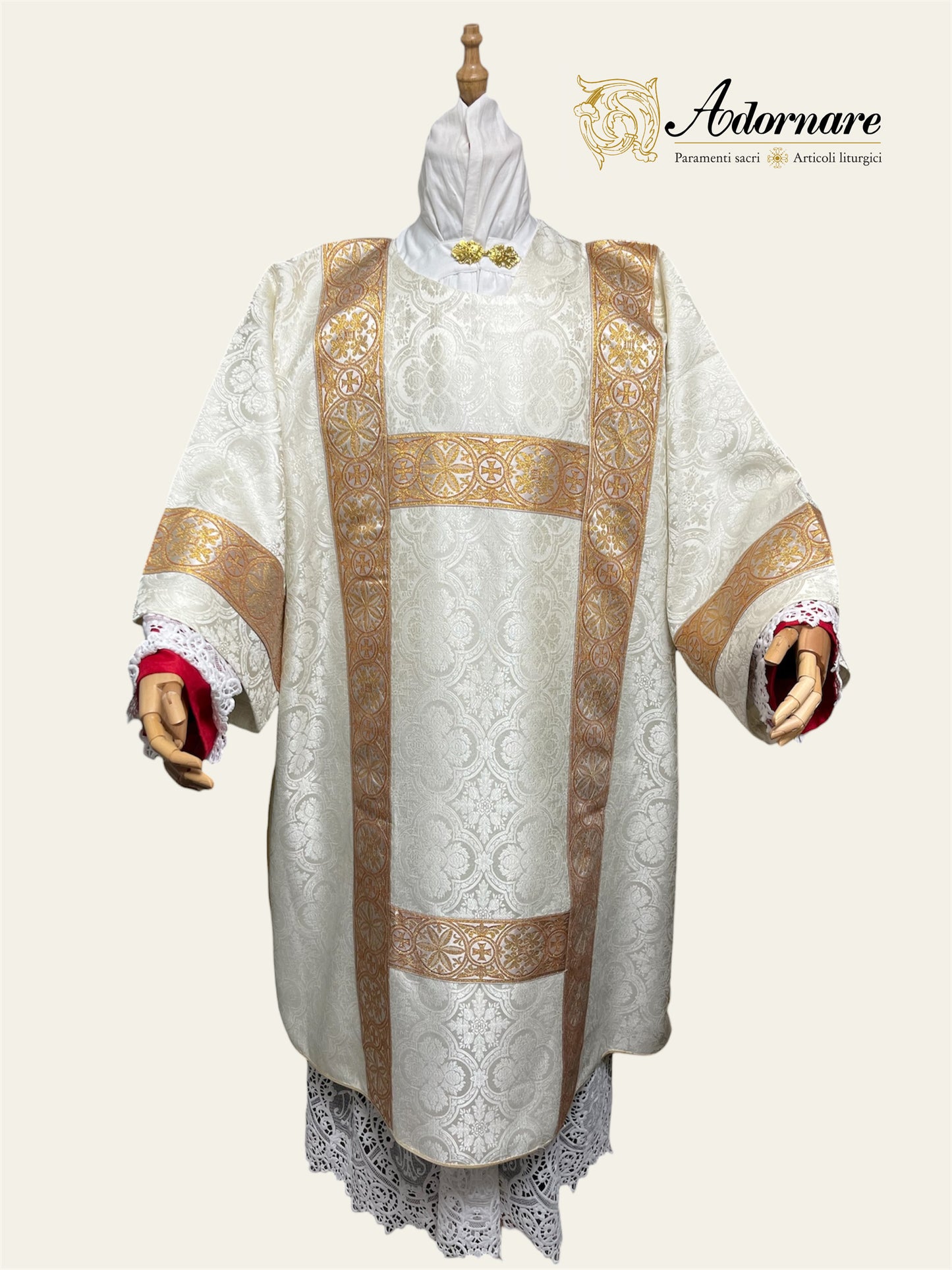 Damask Gothic Dalmatic with woven orphrey bands / Dalmatica gotica in damasco