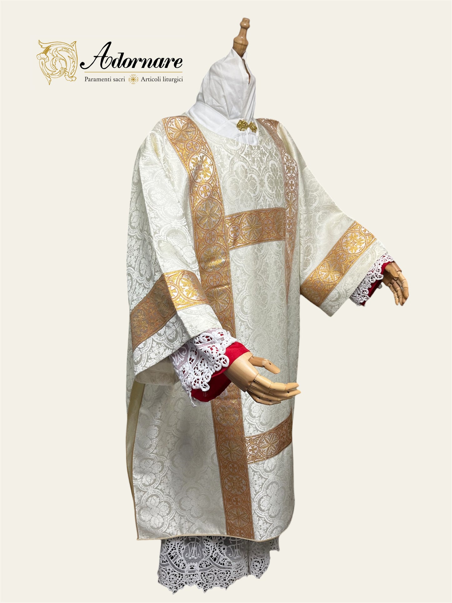 Damask Gothic Dalmatic with woven orphrey bands / Dalmatica gotica in damasco
